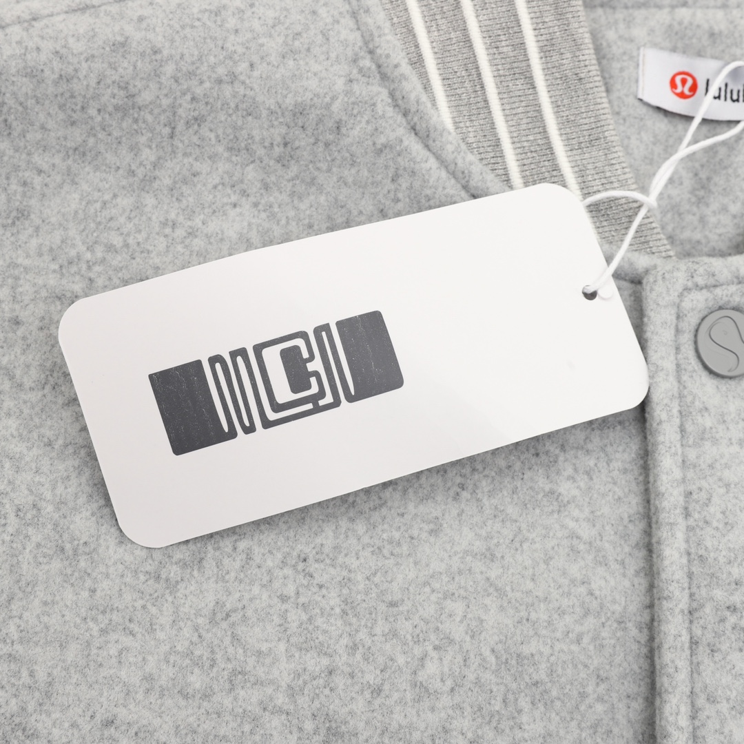 💰305lululemon/璐璐乐蒙 字母刺绣拼接棒球服夹克外套
温馨提示：建议手洗或者干洗！！
今年格外火爆 棒球服外套，市场各级版本都有(细节你们一定要对比)最牛X的实力品控 生产研究棒球服7个年头 细节精致 拥有它,你就是全宇宙的最靓的仔. 烤漆面全平面四合扣(纽扣带LOGO)，面料定制就发了一个多月 不是市面现成的 采用毛昵混纺，定织定染 拥有较高的色牢度 初次洗涤还是建议手洗或者干洗 《下摆的针织罗纹定织》， 内衬是丝滑细腻的铜氨纤维材质，直接贴身穿着 舒适无比，重磅单品，代购版本！
Size：XS-L