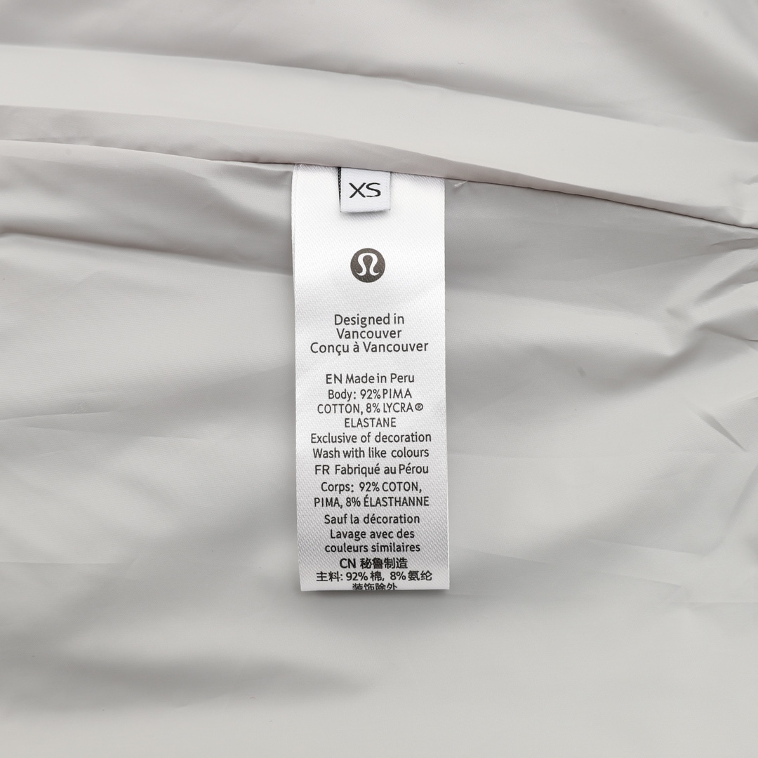 💰305lululemon/璐璐乐蒙 字母刺绣拼接棒球服夹克外套
温馨提示：建议手洗或者干洗！！
今年格外火爆 棒球服外套，市场各级版本都有(细节你们一定要对比)最牛X的实力品控 生产研究棒球服7个年头 细节精致 拥有它,你就是全宇宙的最靓的仔. 烤漆面全平面四合扣(纽扣带LOGO)，面料定制就发了一个多月 不是市面现成的 采用毛昵混纺，定织定染 拥有较高的色牢度 初次洗涤还是建议手洗或者干洗 《下摆的针织罗纹定织》， 内衬是丝滑细腻的铜氨纤维材质，直接贴身穿着 舒适无比，重磅单品，代购版本！
Size：XS-L