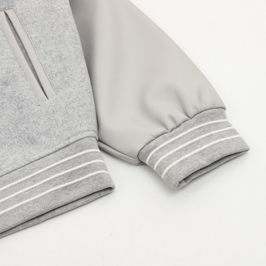 💰305lululemon/璐璐乐蒙 字母刺绣拼接棒球服夹克外套
温馨提示：建议手洗或者干洗！！
今年格外火爆 棒球服外套，市场各级版本都有(细节你们一定要对比)最牛X的实力品控 生产研究棒球服7个年头 细节精致 拥有它,你就是全宇宙的最靓的仔. 烤漆面全平面四合扣(纽扣带LOGO)，面料定制就发了一个多月 不是市面现成的 采用毛昵混纺，定织定染 拥有较高的色牢度 初次洗涤还是建议手洗或者干洗 《下摆的针织罗纹定织》， 内衬是丝滑细腻的铜氨纤维材质，直接贴身穿着 舒适无比，重磅单品，代购版本！
Size：XS-L