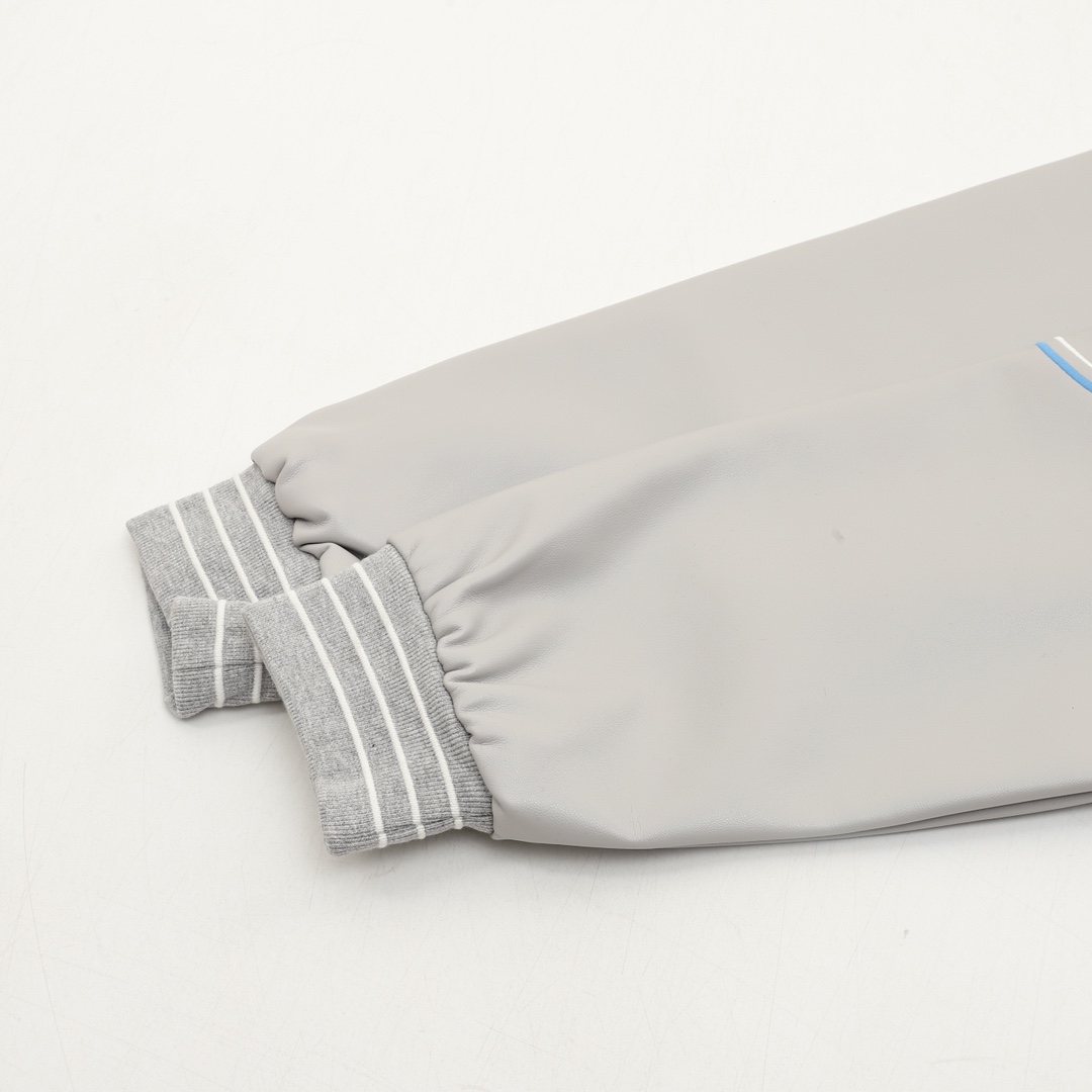 💰305lululemon/璐璐乐蒙 字母刺绣拼接棒球服夹克外套
温馨提示：建议手洗或者干洗！！
今年格外火爆 棒球服外套，市场各级版本都有(细节你们一定要对比)最牛X的实力品控 生产研究棒球服7个年头 细节精致 拥有它,你就是全宇宙的最靓的仔. 烤漆面全平面四合扣(纽扣带LOGO)，面料定制就发了一个多月 不是市面现成的 采用毛昵混纺，定织定染 拥有较高的色牢度 初次洗涤还是建议手洗或者干洗 《下摆的针织罗纹定织》， 内衬是丝滑细腻的铜氨纤维材质，直接贴身穿着 舒适无比，重磅单品，代购版本！
Size：XS-L