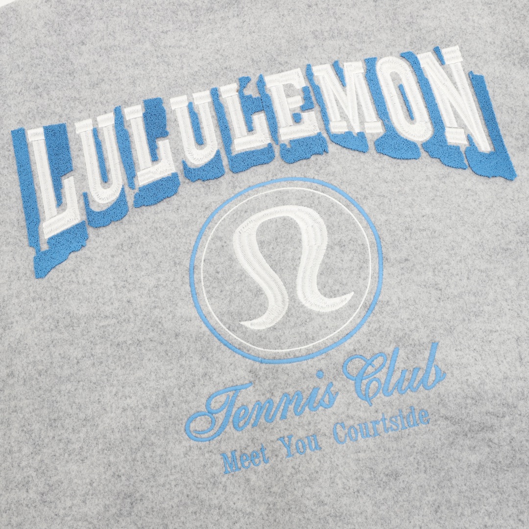 💰305lululemon/璐璐乐蒙 字母刺绣拼接棒球服夹克外套
温馨提示：建议手洗或者干洗！！
今年格外火爆 棒球服外套，市场各级版本都有(细节你们一定要对比)最牛X的实力品控 生产研究棒球服7个年头 细节精致 拥有它,你就是全宇宙的最靓的仔. 烤漆面全平面四合扣(纽扣带LOGO)，面料定制就发了一个多月 不是市面现成的 采用毛昵混纺，定织定染 拥有较高的色牢度 初次洗涤还是建议手洗或者干洗 《下摆的针织罗纹定织》， 内衬是丝滑细腻的铜氨纤维材质，直接贴身穿着 舒适无比，重磅单品，代购版本！
Size：XS-L