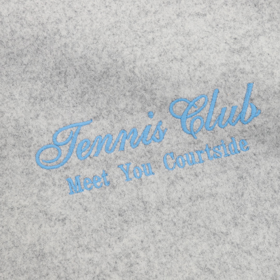 💰305lululemon/璐璐乐蒙 字母刺绣拼接棒球服夹克外套
温馨提示：建议手洗或者干洗！！
今年格外火爆 棒球服外套，市场各级版本都有(细节你们一定要对比)最牛X的实力品控 生产研究棒球服7个年头 细节精致 拥有它,你就是全宇宙的最靓的仔. 烤漆面全平面四合扣(纽扣带LOGO)，面料定制就发了一个多月 不是市面现成的 采用毛昵混纺，定织定染 拥有较高的色牢度 初次洗涤还是建议手洗或者干洗 《下摆的针织罗纹定织》， 内衬是丝滑细腻的铜氨纤维材质，直接贴身穿着 舒适无比，重磅单品，代购版本！
Size：XS-L