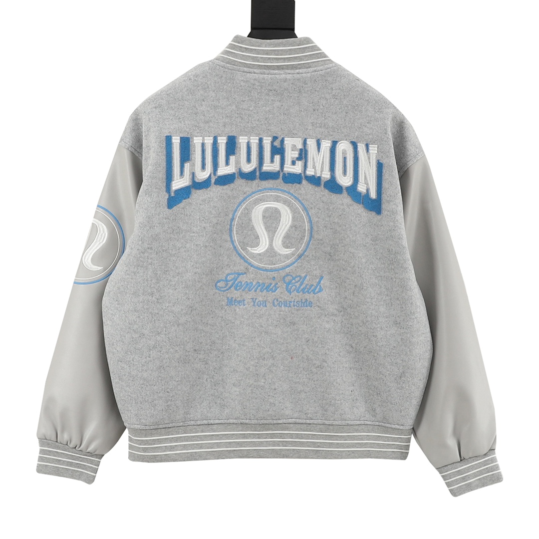 💰305lululemon/璐璐乐蒙 字母刺绣拼接棒球服夹克外套
温馨提示：建议手洗或者干洗！！
今年格外火爆 棒球服外套，市场各级版本都有(细节你们一定要对比)最牛X的实力品控 生产研究棒球服7个年头 细节精致 拥有它,你就是全宇宙的最靓的仔. 烤漆面全平面四合扣(纽扣带LOGO)，面料定制就发了一个多月 不是市面现成的 采用毛昵混纺，定织定染 拥有较高的色牢度 初次洗涤还是建议手洗或者干洗 《下摆的针织罗纹定织》， 内衬是丝滑细腻的铜氨纤维材质，直接贴身穿着 舒适无比，重磅单品，代购版本！
Size：XS-L