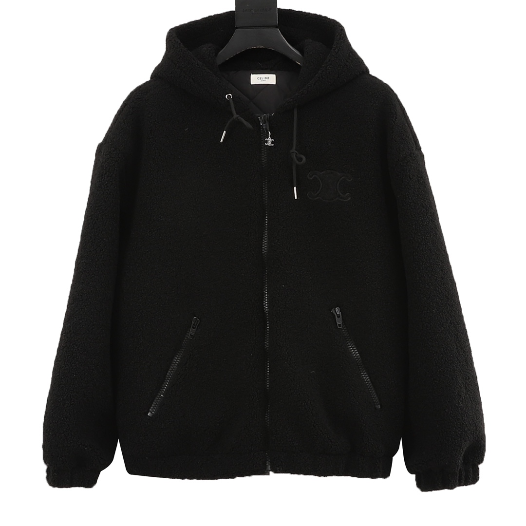 💰400
CELINE赛琳CE 凯旋门绒面棉服外套
涤纶长丝通过针织圆机,将经纱和纬纱相互圈套编织成双面针织结构,正面和背面都是平整的线圈。再通过染色、起毛、梳毛、剪毛、摇粒等一系列流程之后形成的摇粒绒面料。绒面质地柔软,纤维特性使其几乎不吸水,能将汗液迅速排到面料外层并快速蒸发,保持良好的透气性。绒面能锁住空气,再身体周围形成一层不流动的空气层,有效防止热量流失,起到良好的保暖性能。
采用绗缝藤格纹,缝纫师精确调整机器的速度和针脚密度,作业中线迹平滑、均匀。完成之后形成具有规则的斜向绗缝线条,穿脱时不经意间提升整体质感。
将面料和垫衬材料一同紧绷地固定在绣花机框架上,绣花机沿着垫衬层的版迹运用较稀疏的针迹勾勒出图案的填充区域,紧接着运行覆盖层的版迹,用密集的针迹完美地覆盖在泡沫垫衬层之上,从而形成微凸起的凯旋门形状。最后通过整理之后,贴饰边缘无毛刺,图案清晰。
Size:S-XL