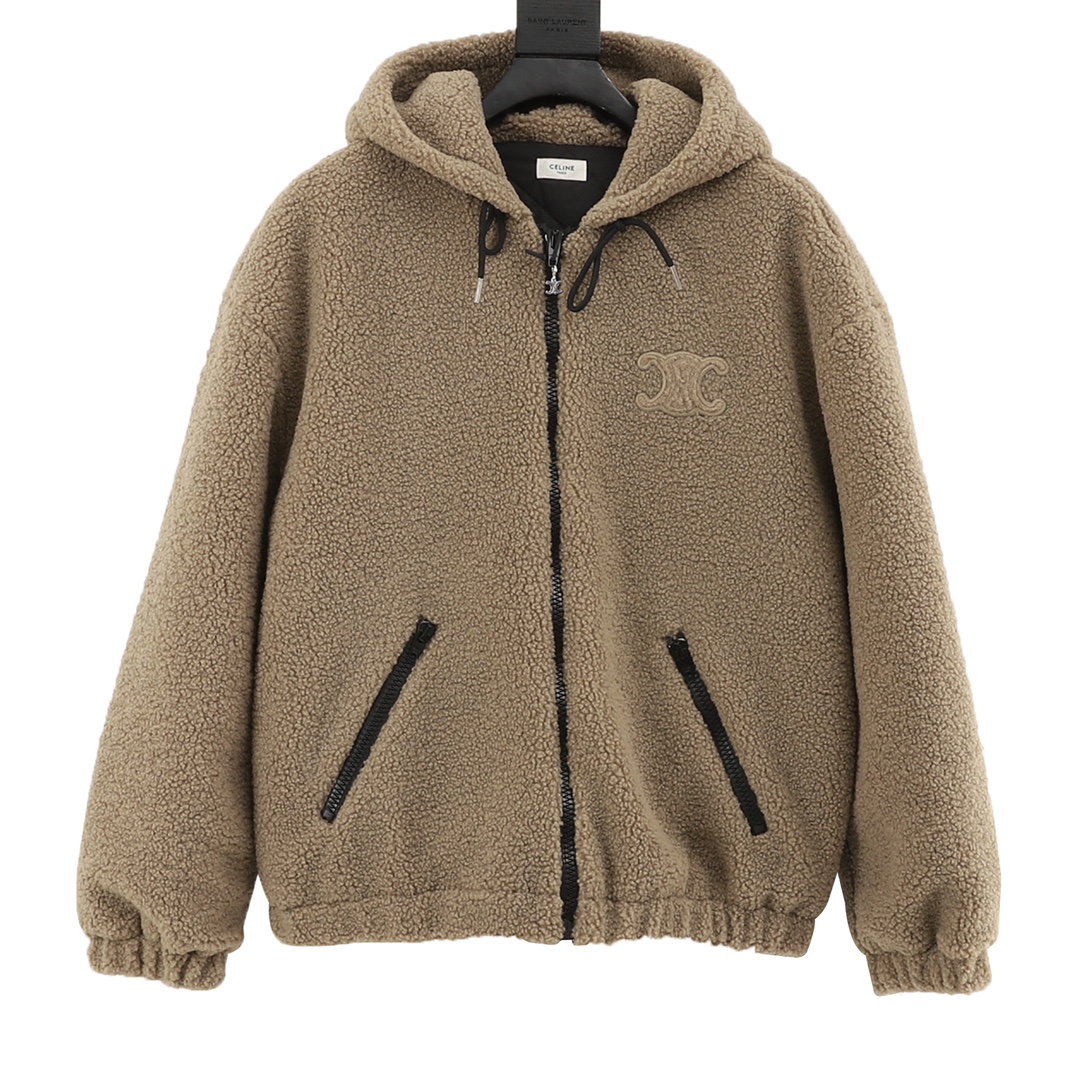 💰400
CELINE赛琳CE 凯旋门绒面棉服外套
涤纶长丝通过针织圆机,将经纱和纬纱相互圈套编织成双面针织结构,正面和背面都是平整的线圈。再通过染色、起毛、梳毛、剪毛、摇粒等一系列流程之后形成的摇粒绒面料。绒面质地柔软,纤维特性使其几乎不吸水,能将汗液迅速排到面料外层并快速蒸发,保持良好的透气性。绒面能锁住空气,再身体周围形成一层不流动的空气层,有效防止热量流失,起到良好的保暖性能。
采用绗缝藤格纹,缝纫师精确调整机器的速度和针脚密度,作业中线迹平滑、均匀。完成之后形成具有规则的斜向绗缝线条,穿脱时不经意间提升整体质感。
将面料和垫衬材料一同紧绷地固定在绣花机框架上,绣花机沿着垫衬层的版迹运用较稀疏的针迹勾勒出图案的填充区域,紧接着运行覆盖层的版迹,用密集的针迹完美地覆盖在泡沫垫衬层之上,从而形成微凸起的凯旋门形状。最后通过整理之后,贴饰边缘无毛刺,图案清晰。
Size:S-XL