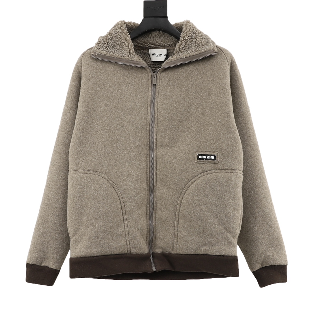 💰370
MIU MIU缪缪MM 摇粒绒泰迪夹克外套
原版杭州国专19800购入,定染纱线采用30羊毛混纺摇粒绒材质,定制字母徽标,定制刻字拉链,定制辅料,男女同款,做工细节质感非常好,
Size:S-L(36 38 40)