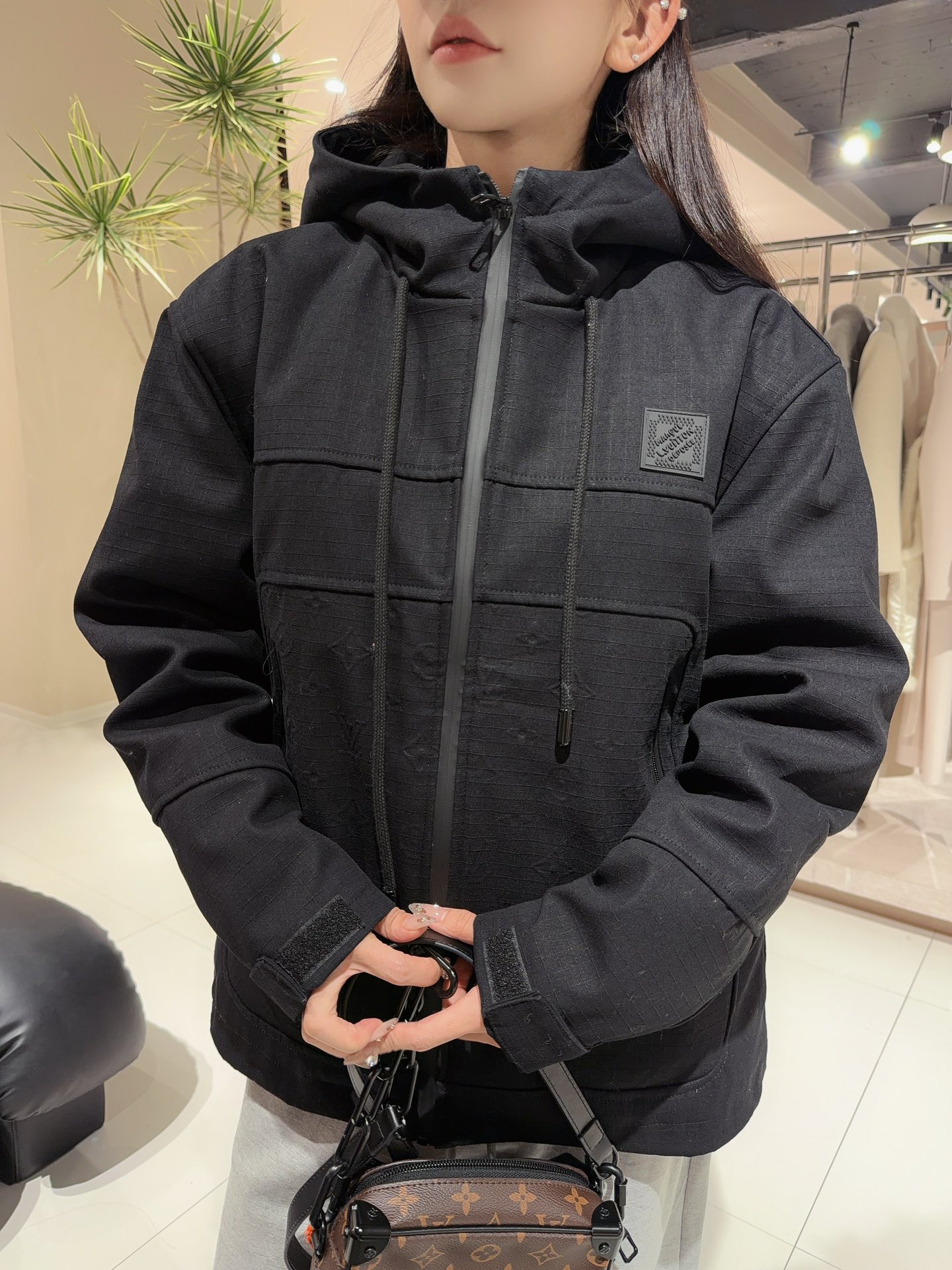 💰305Louis Vuitton/路易威登 老花浮雕工装口袋风衣拉链棉服外套 上身效果#