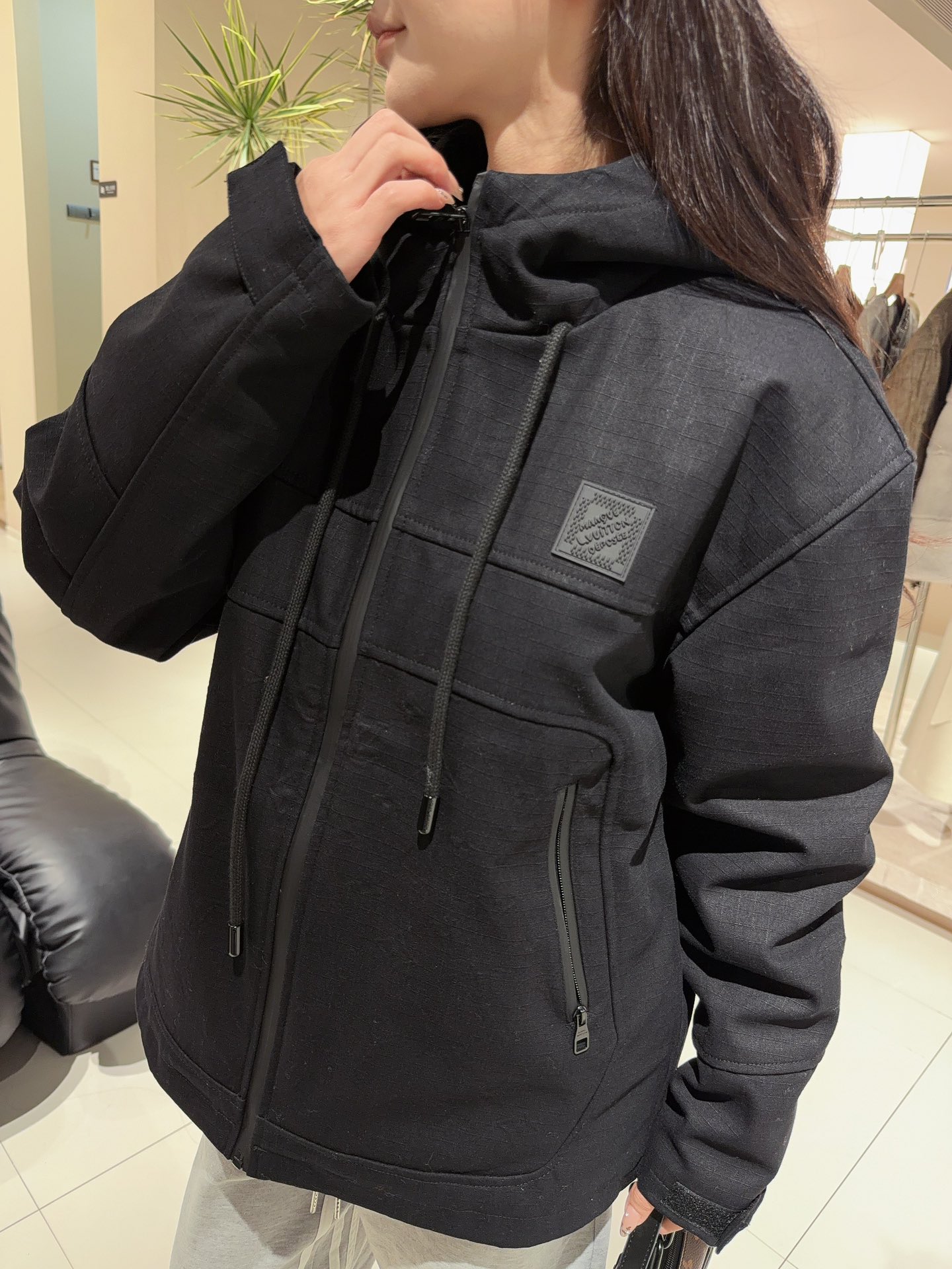 💰305Louis Vuitton/路易威登 老花浮雕工装口袋风衣拉链棉服外套 上身效果#