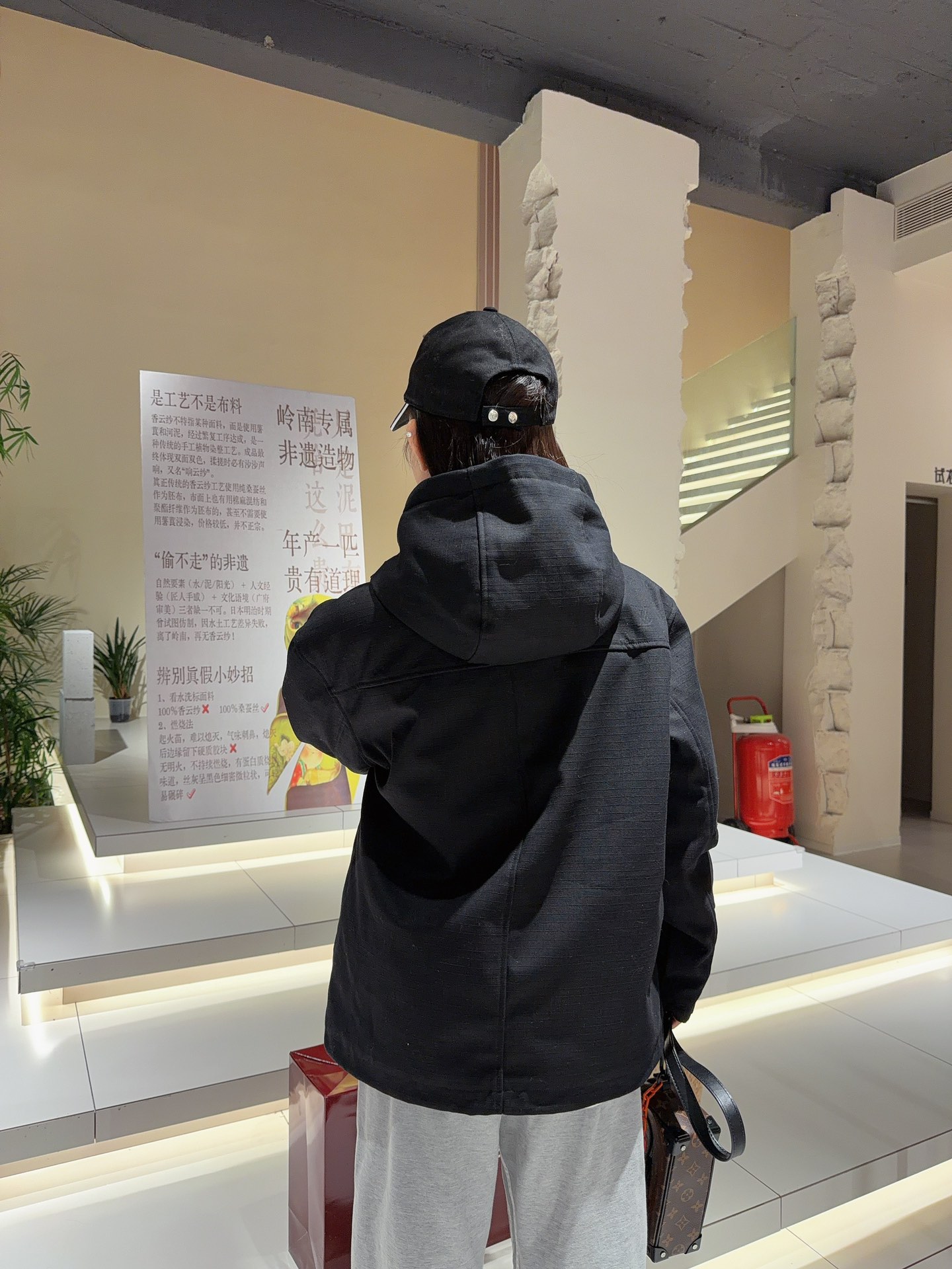 💰305Louis Vuitton/路易威登 老花浮雕工装口袋风衣拉链棉服外套 上身效果#