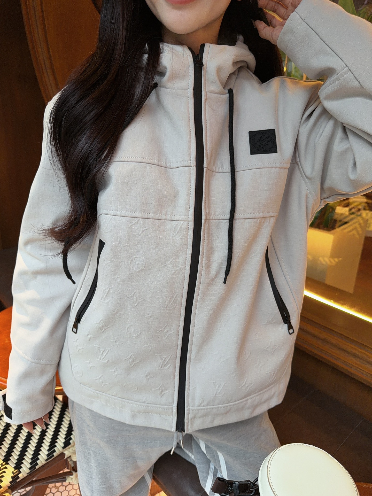 ￼💰305 Louis Vuitton/路易威登 老花浮雕工装口袋风衣拉链棉服外套 上身效果#