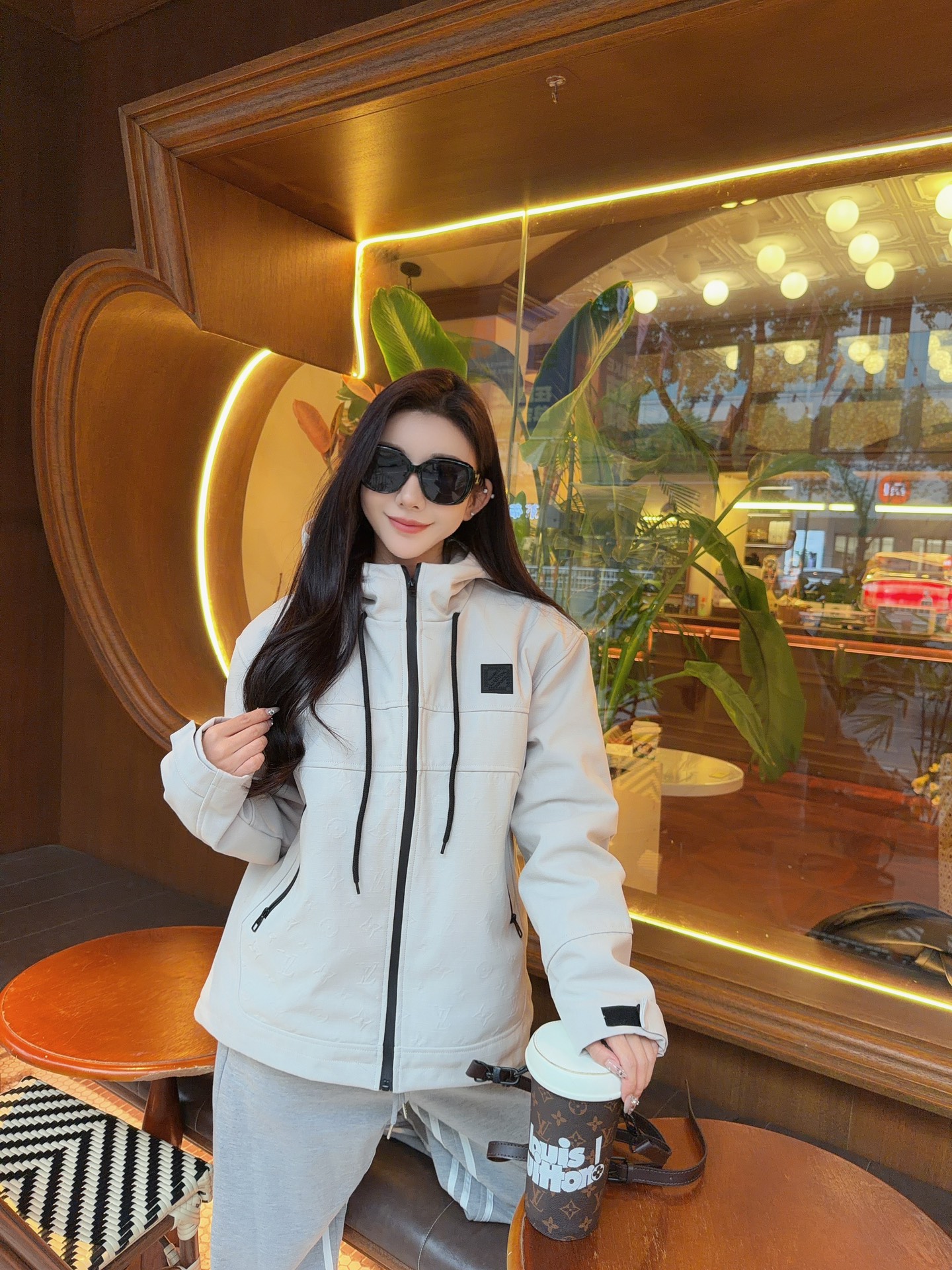 ￼💰305 Louis Vuitton/路易威登 老花浮雕工装口袋风衣拉链棉服外套 上身效果#