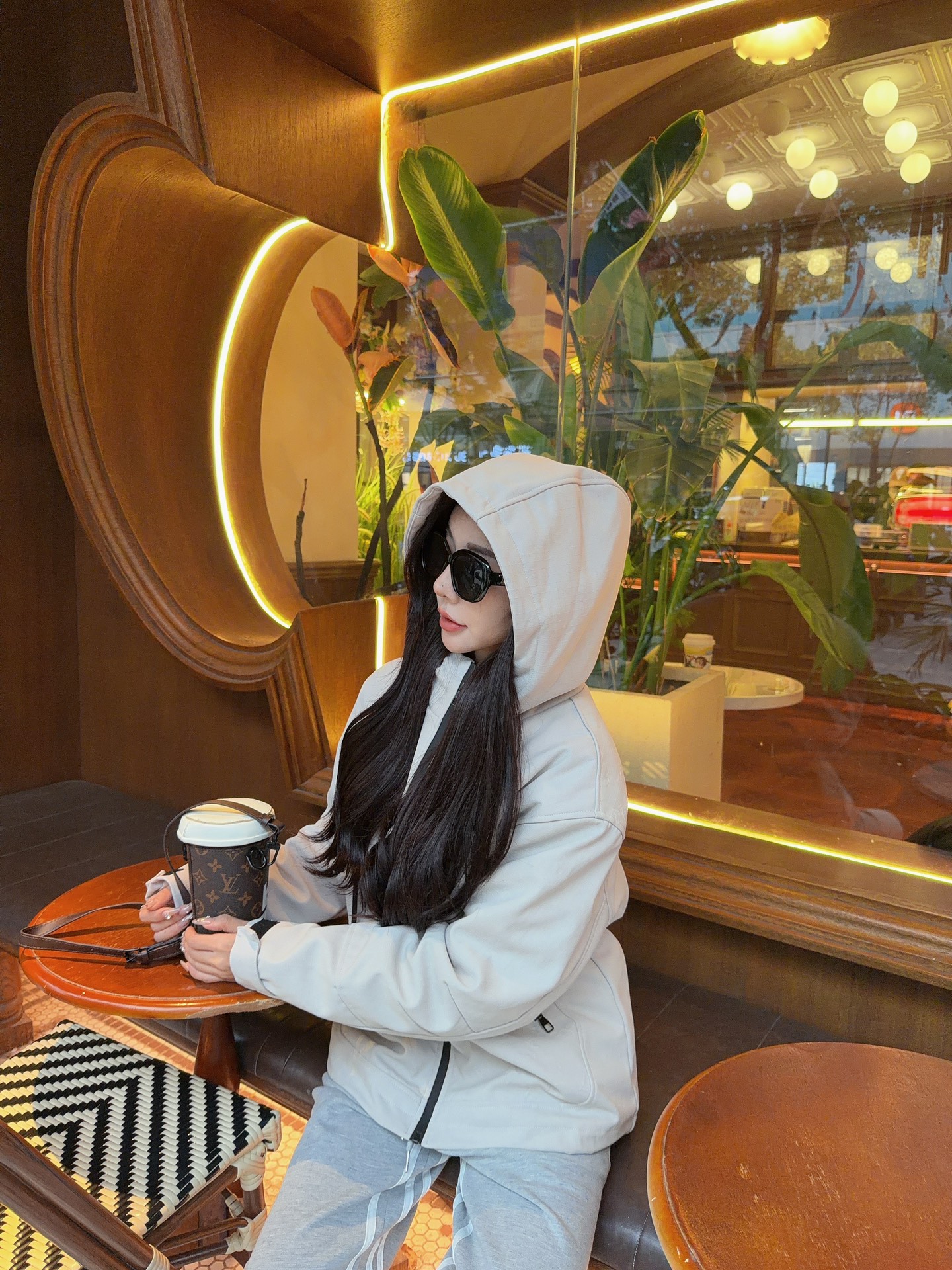 ￼💰305 Louis Vuitton/路易威登 老花浮雕工装口袋风衣拉链棉服外套 上身效果#