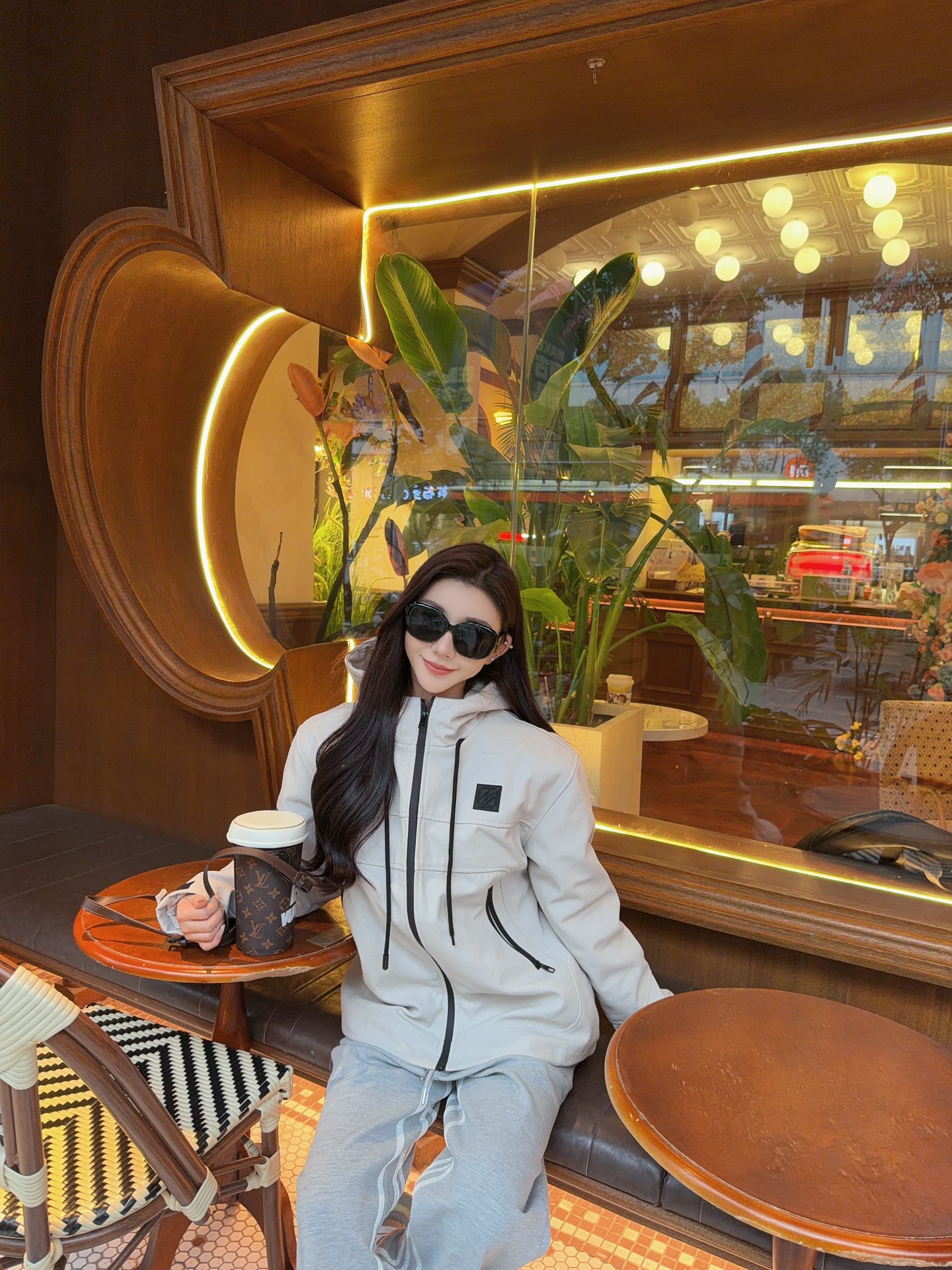 ￼💰305 Louis Vuitton/路易威登 老花浮雕工装口袋风衣拉链棉服外套 上身效果#