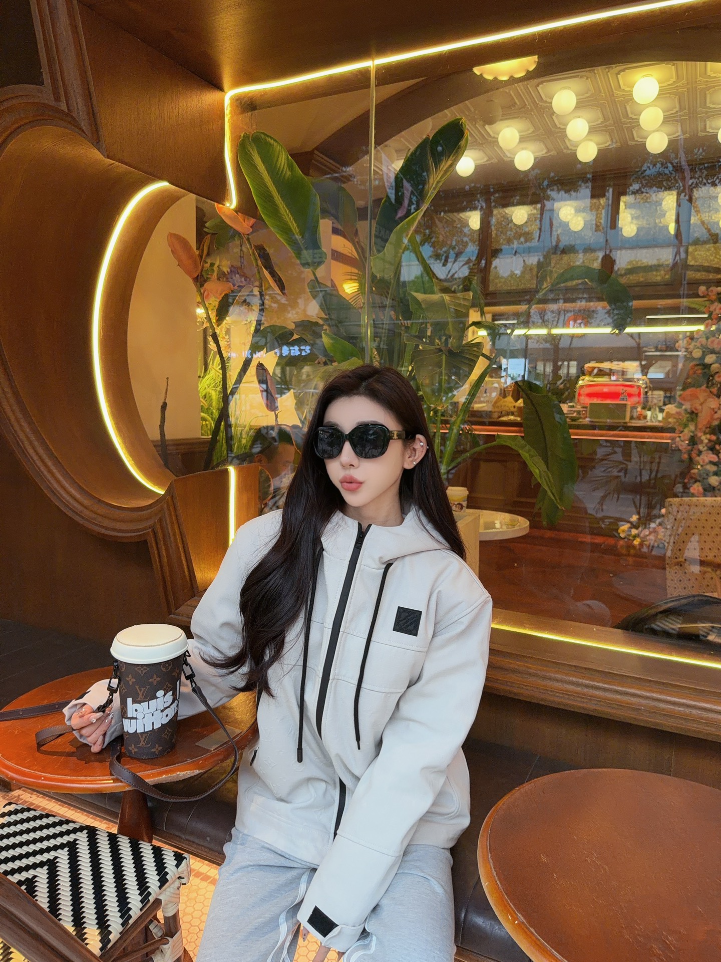 ￼💰305 Louis Vuitton/路易威登 老花浮雕工装口袋风衣拉链棉服外套 上身效果#