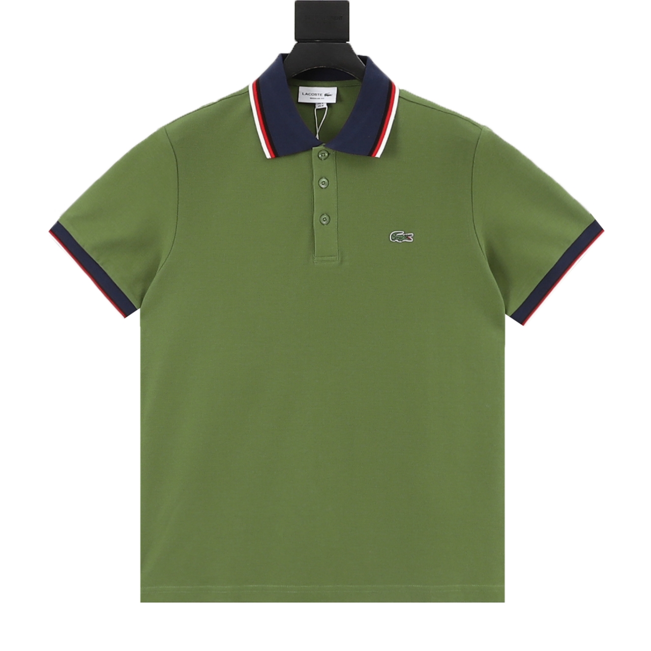LACOSTE 鳄鱼 领口拼色珠地棉Polo衫 王一博同款经典重塑 法式撞色细节 通过不同色块的拼接 打破了Polo衫固有的“老派”印象 即使是基础款 也能在领口抬升间流露出不经意的时髦感 陪你从“巴黎左岸的咖啡馆”走到夏日的海滩 会呼吸的珠地棉不同于普通的针织棉 本款采用标志性的小凸纹珠地网眼面料 表面呈现蜂巢状的凹凸网格 这种结构不仅立体感强 不易变形 而且能促进空气流通 体感 透气排汗 不沾身 即使是炎热的夏日 也能保持身体干爽