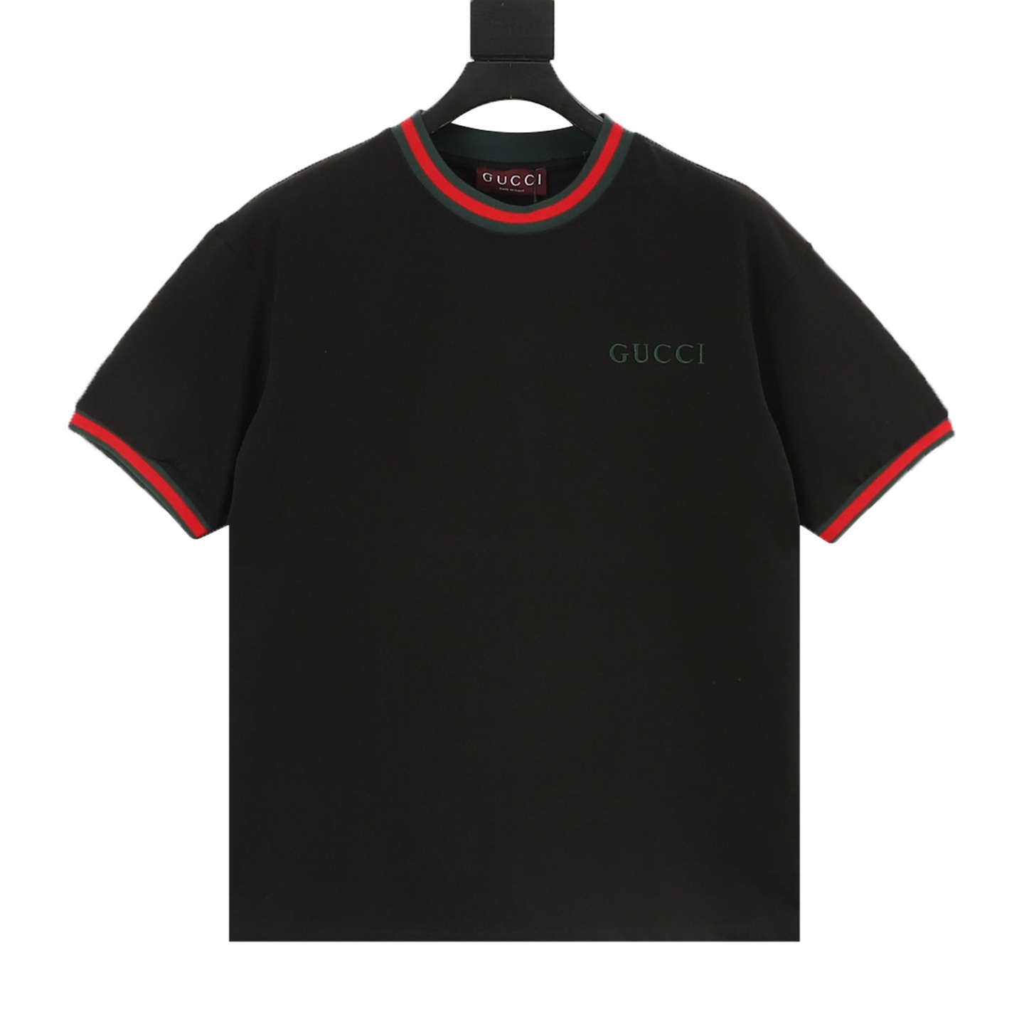 Gucci/古驰 字母刺绣红绿罗纹短袖 轻奢主义 男女日常通勤穿搭必备单品 正确版本 欢迎对比 详细特征 · 320克100% 纯棉双纱汗布面料 · 同缸定染特种加粗32支双股1X1螺纹 · 进口田岛机器刺绣平绣字母logo · 定制螺纹撞色红绿搭配 · 双针车线跨缝工艺 · 原版主唛水洗吊牌品牌防潮纸包装 颜色:黑色/白色