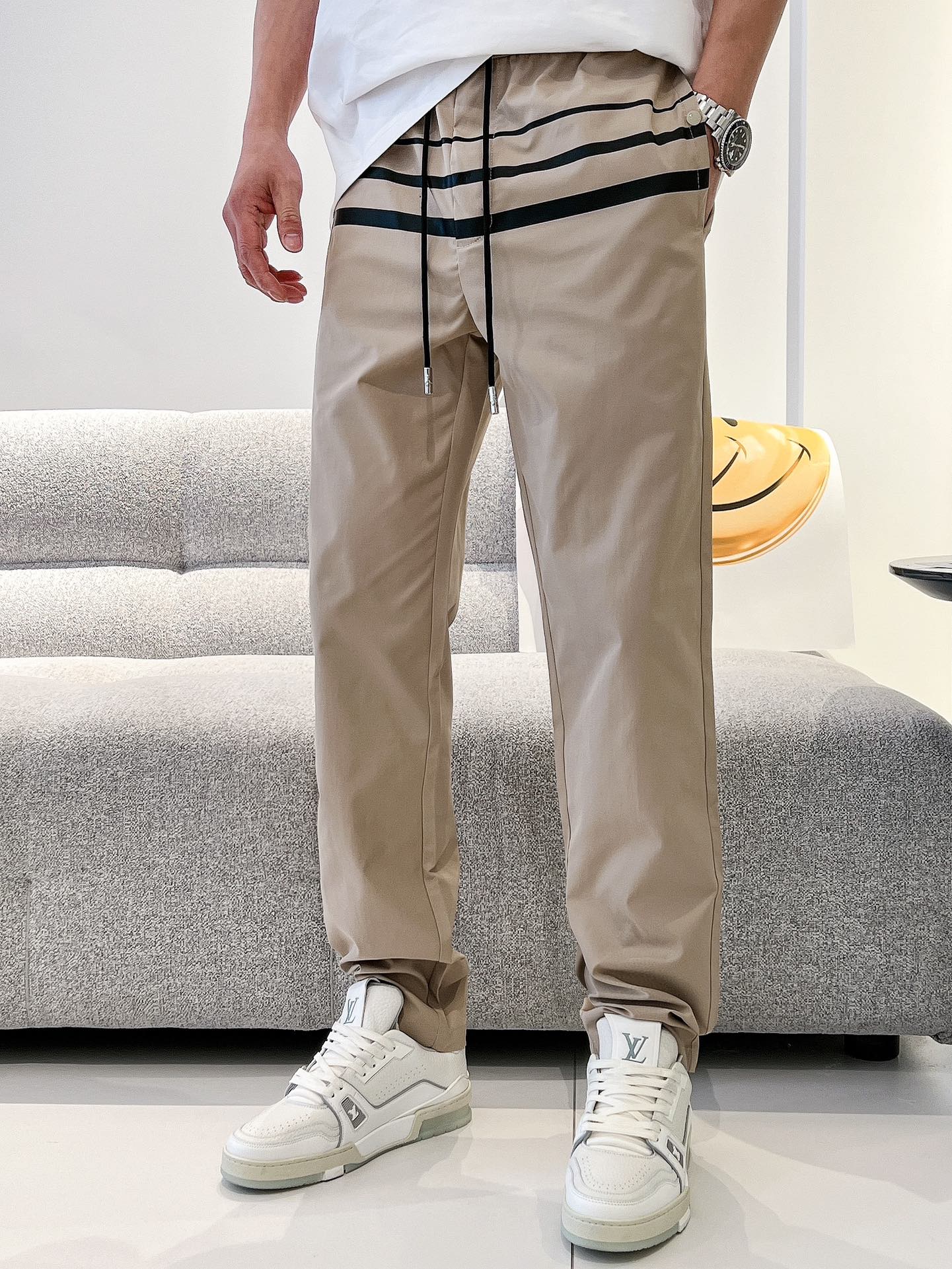Prada男士休闲裤最新款上身版型无敌正！绝对可以闭眼收的一款此款裤子非常百搭弹力腰围,日常上班户外运动