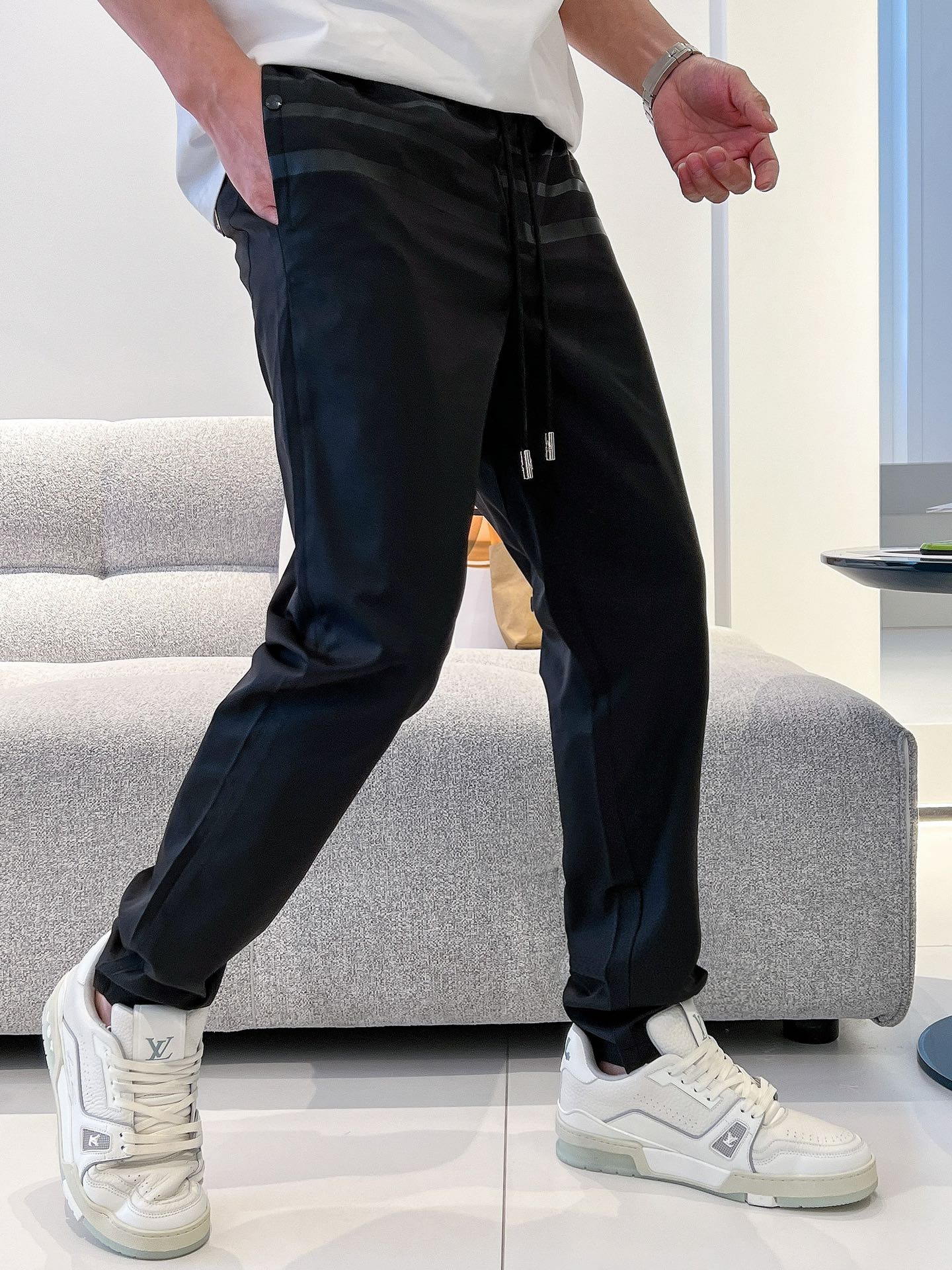 Prada男士休闲裤最新款上身版型无敌正！绝对可以闭眼收的一款此款裤子非常百搭弹力腰围,日常上班户外运动