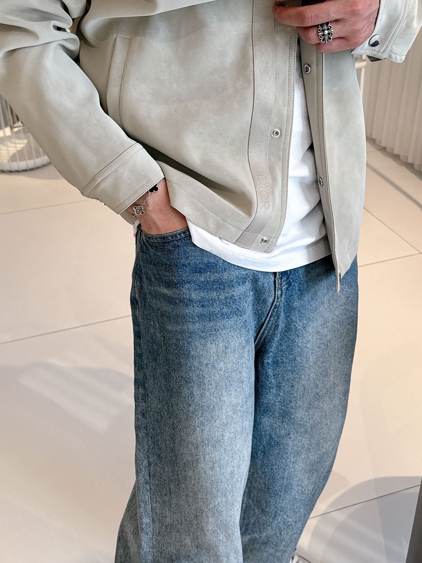 模特图 高版本秒杀市场一切版本 25SS新款CD字母压纹图案麂皮绒夹克，男士高端都市风尚翻领外套。私密性