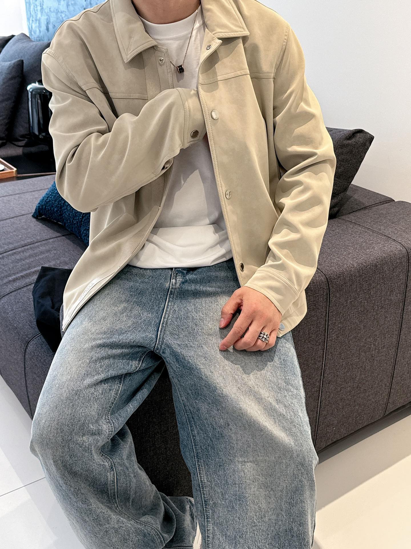 模特图 高版本秒杀市场一切版本 25SS新款CD字母压纹图案麂皮绒夹克，男士高端都市风尚翻领外套。私密性