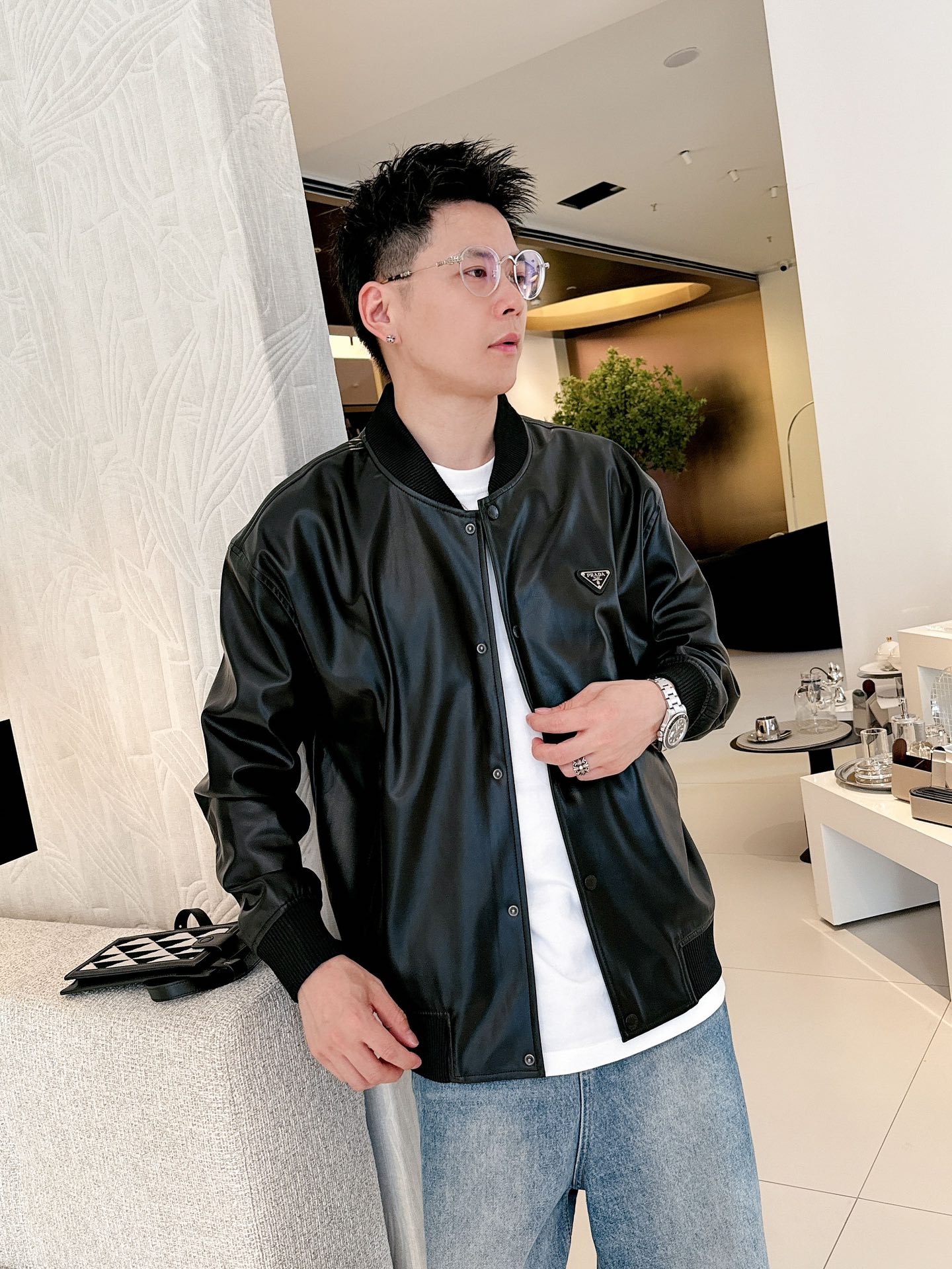 模特图 PRA经典休闲棒球皮夹克，胸口品牌△三角铁标彰显品牌价值感，经典款非常低调又显贵气！版型不挑人不