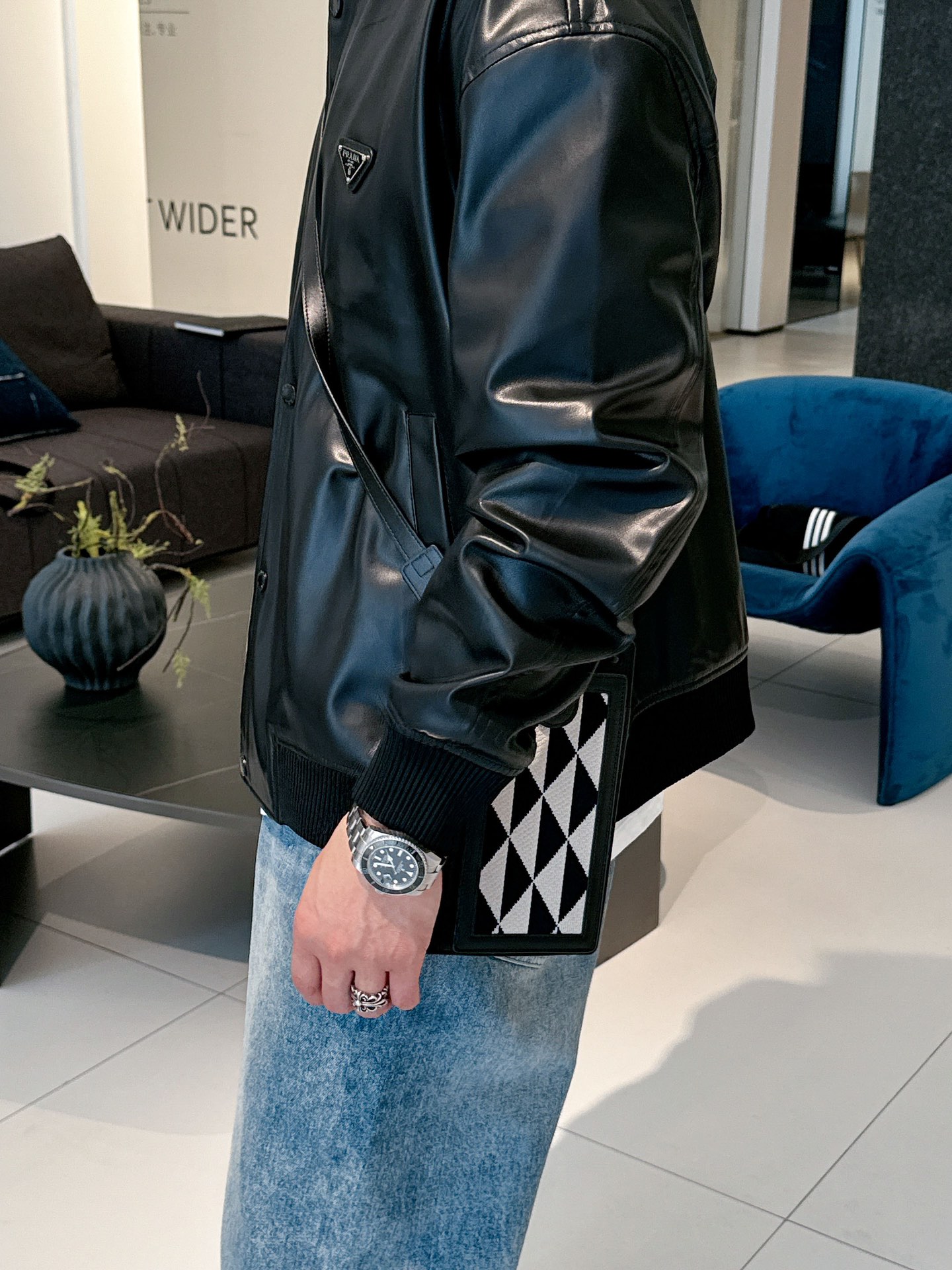 模特图 PRA经典休闲棒球皮夹克，胸口品牌△三角铁标彰显品牌价值感，经典款非常低调又显贵气！版型不挑人不