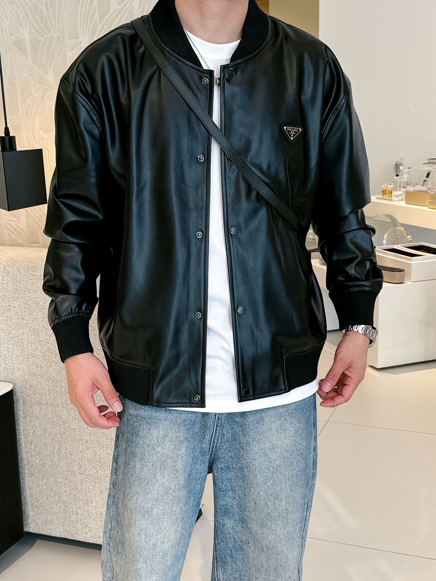 模特图 PRA经典休闲棒球皮夹克，胸口品牌△三角铁标彰显品牌价值感，经典款非常低调又显贵气！版型不挑人不