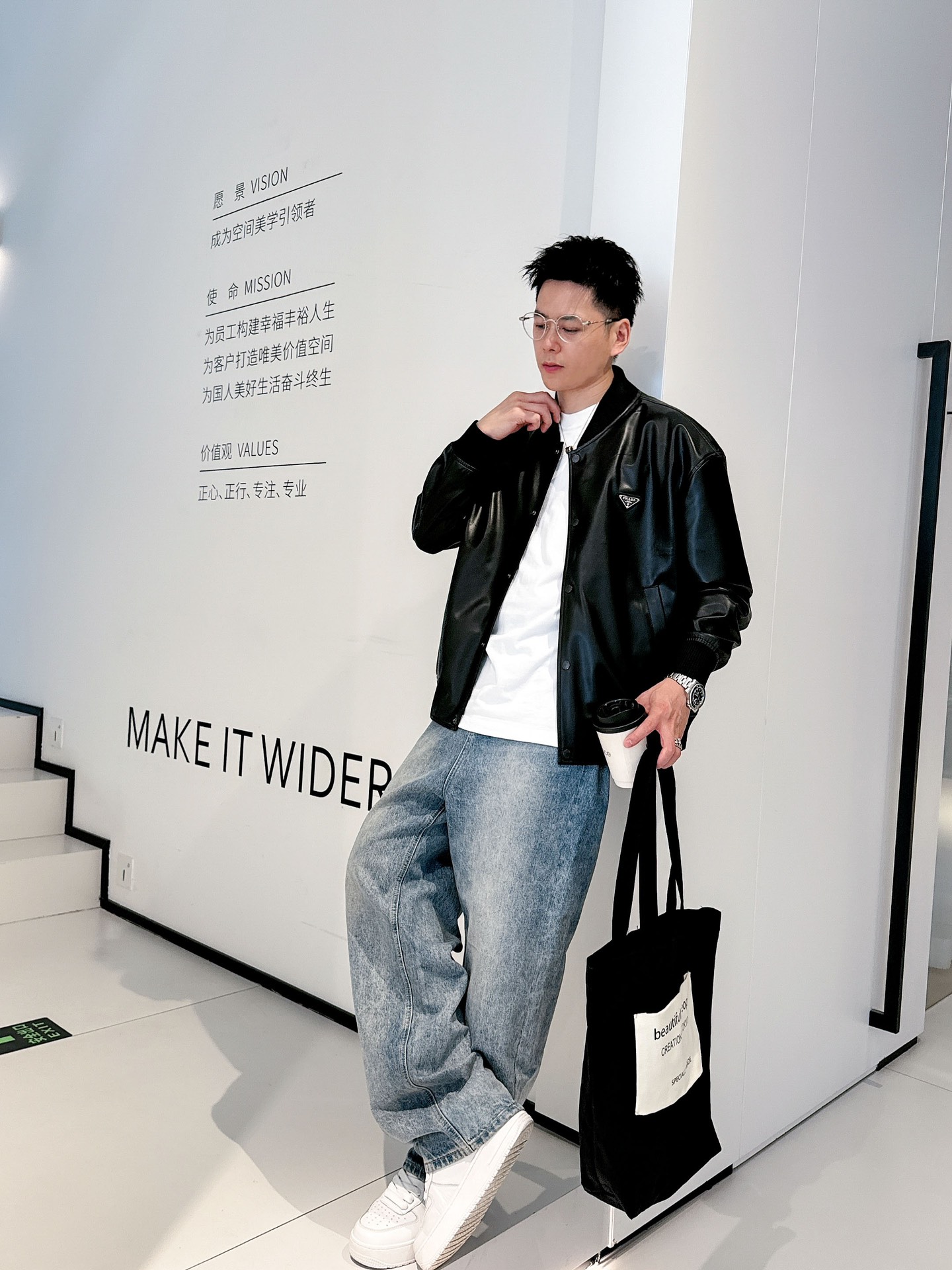 模特图 PRA经典休闲棒球皮夹克，胸口品牌△三角铁标彰显品牌价值感，经典款非常低调又显贵气！版型不挑人不