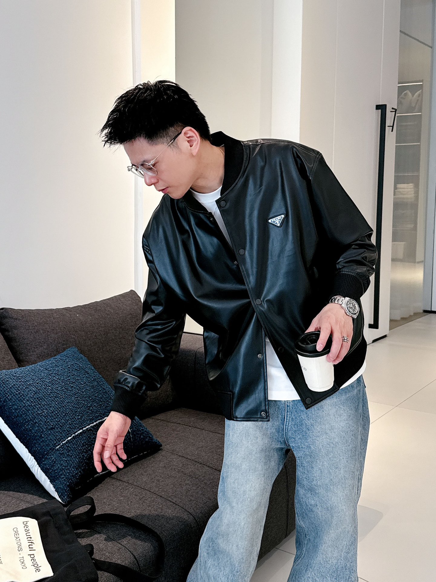 模特图 PRA经典休闲棒球皮夹克，胸口品牌△三角铁标彰显品牌价值感，经典款非常低调又显贵气！版型不挑人不