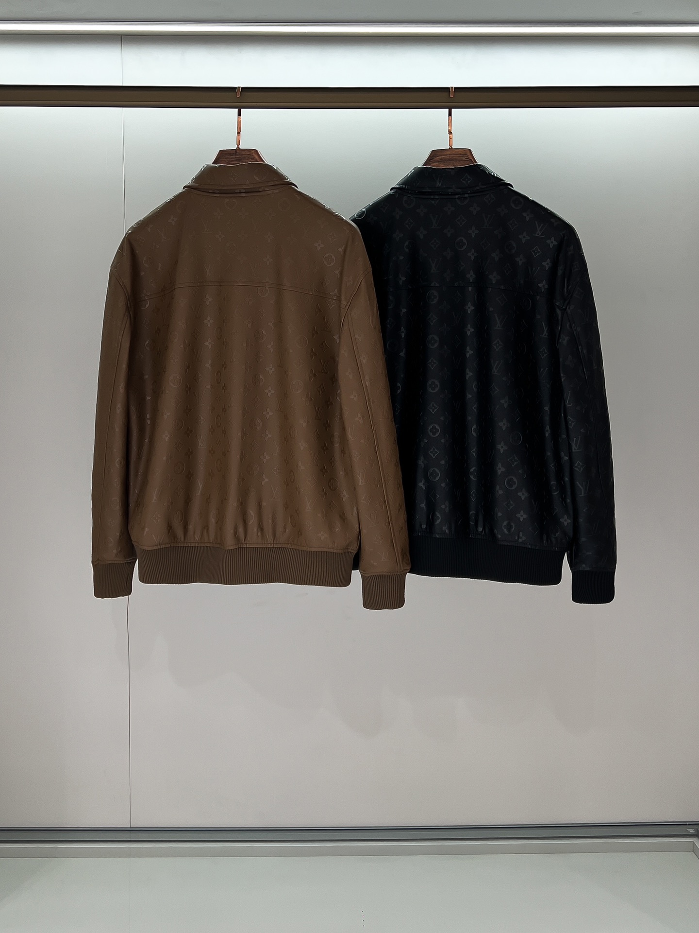 组合图 L家路易威登 最新款老花PU夹克！特定原版面料，面料触感顺滑，却又挺括有型！上身质感十足，每一处