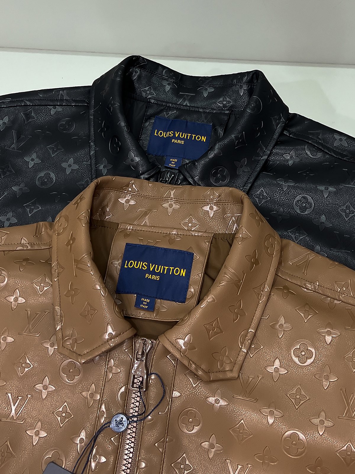 组合图 L家路易威登 最新款老花PU夹克！特定原版面料，面料触感顺滑，却又挺括有型！上身质感十足，每一处