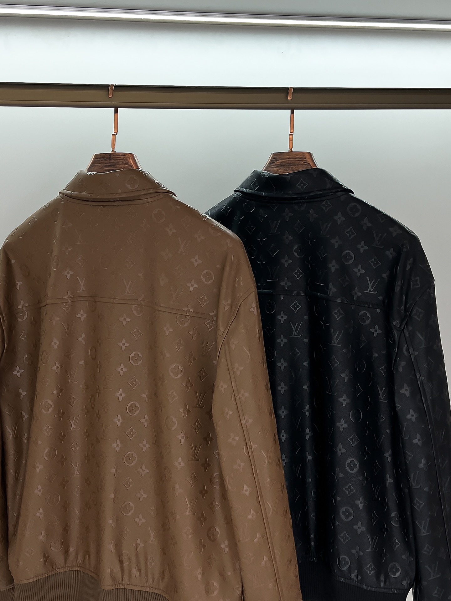 组合图 L家路易威登 最新款老花PU夹克！特定原版面料，面料触感顺滑，却又挺括有型！上身质感十足，每一处