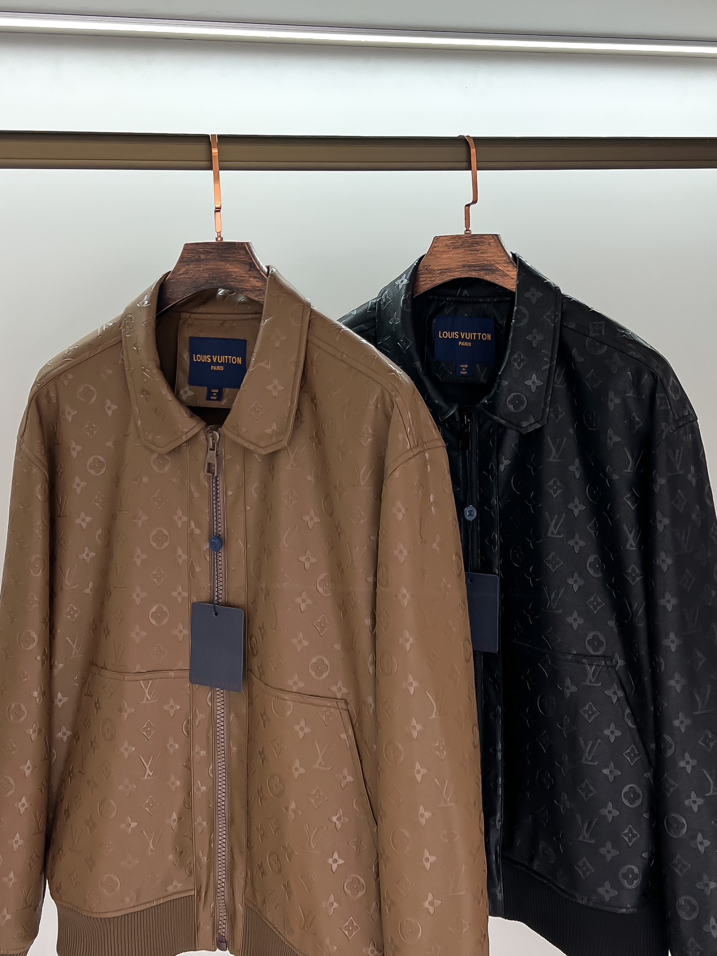 组合图 L家路易威登 最新款老花PU夹克！特定原版面料，面料触感顺滑，却又挺括有型！上身质感十足，每一处