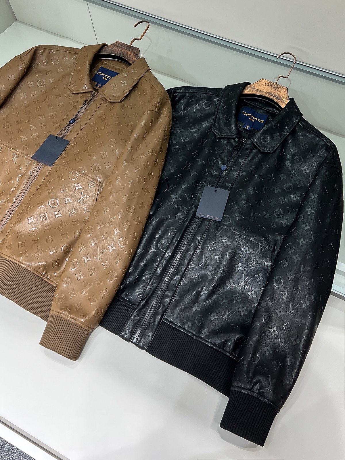 组合图 L家路易威登 最新款老花PU夹克！特定原版面料，面料触感顺滑，却又挺括有型！上身质感十足，每一处