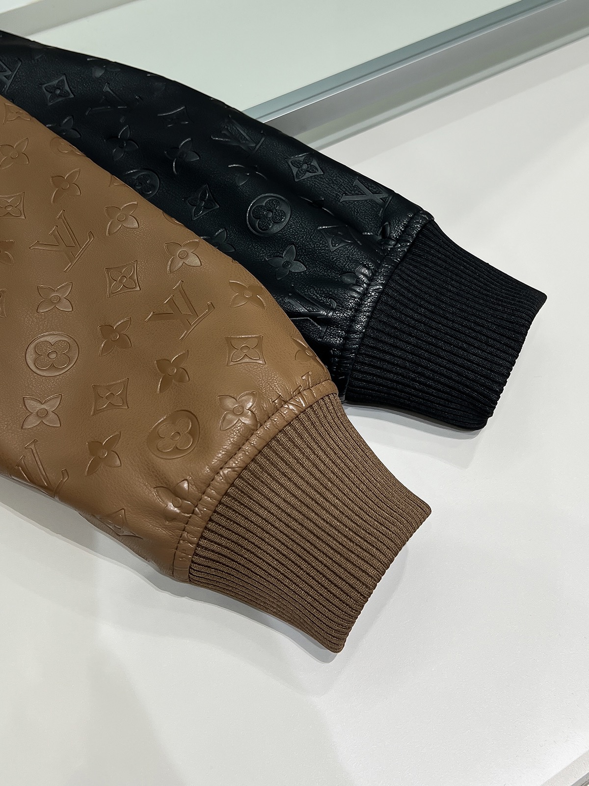 组合图 L家路易威登 最新款老花PU夹克！特定原版面料，面料触感顺滑，却又挺括有型！上身质感十足，每一处