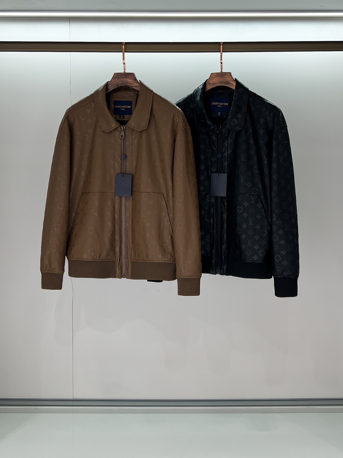 NO:118300,Combination Picture L Home Louis Vuitton's latest presbyterian PU jacket!  The specific original fabric has a smooth touch, but it is crisp and stylish!  The upper body is full of texture, and every detail is perfect!  High-end custom hardware engraving zipper head accessories!  Make a simple jacket rich immediately!  Zippered pockets on both sides of the garment body effectively protect valuables!  It is super great in terms of design and appearance, and the rate of looking back on the street is super high, which is a must-have for trendy men!  S-2XL, louis vuitton,louis vuitton,jackets & coats,jackets & coats,alexander wang19860909组合图 L家路易威登 最新款老花PU夹克！特定原版面料,面料触感顺滑,却又挺括有型！上身质感十足,每一处细节都相当完美！高端定制五金刻字拉链头辅料！让简单的夹克外套也可以立马变得丰富起来啦！衣身两侧口袋拉链设计,有效保护贵重物品！不管从设计还是从外观都是超级棒,穿搭走在街头回头率都是超高的,潮男必备！ 码数S-2XL,,louis vuitton,louis vuitton,jackets & coats,jackets & coats,alexander wang,Men's clothing