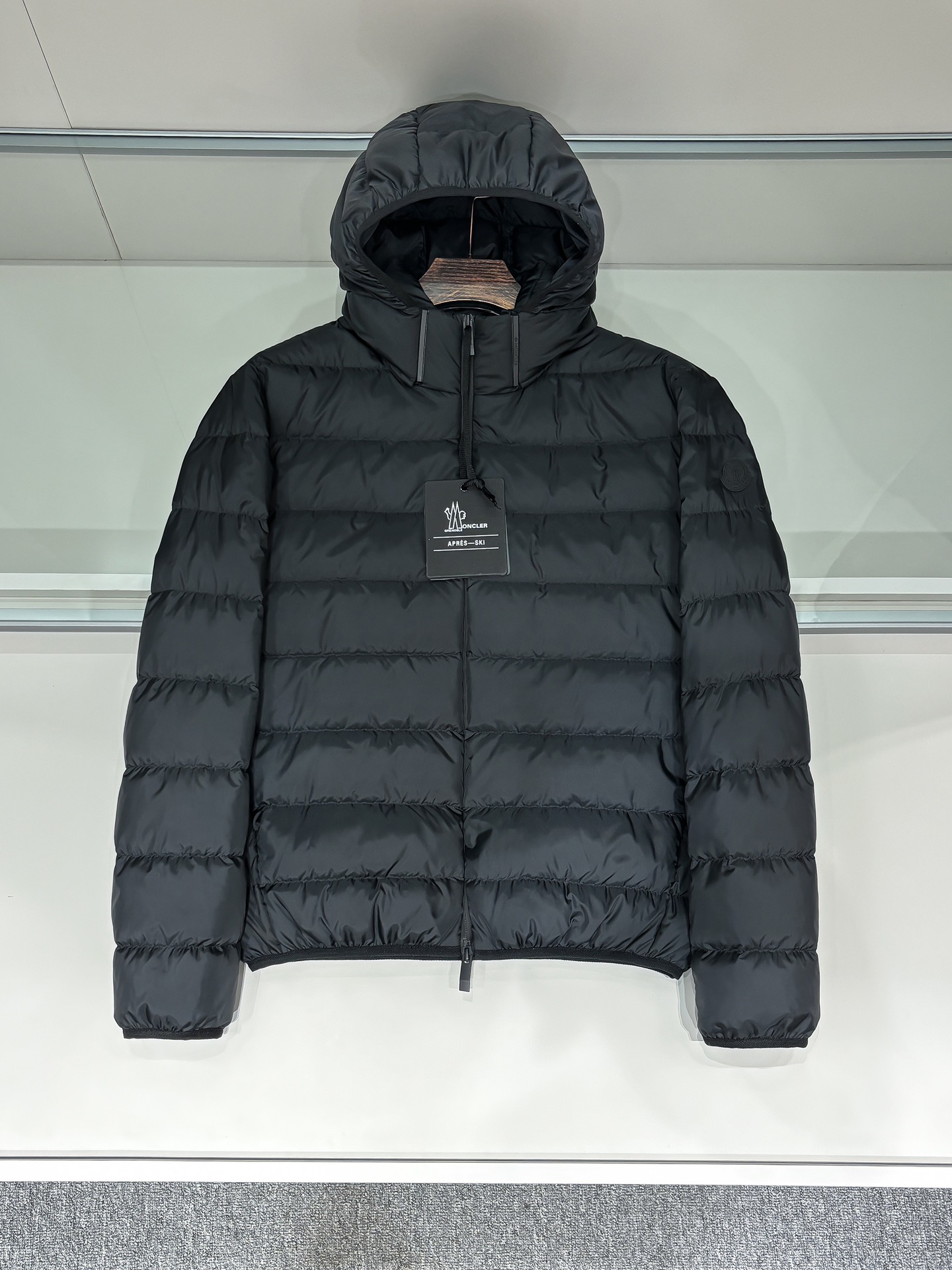 NO:594963,MON25SS new arrival, Jeluz men's short detachable hood down jacket. The Jeluz short down jacket is made of soft diamond-resistant velvet fabric, combining 90s design inspiration with modern functionality. Equipped with a practical detachable hood to easily cope with different weather and moods. Details: Made of fine soft nylon fabric, filled with down, detachable hood, two-way zipper closure, zipper pockets, elastic cuffs and hem, inner logo ribbon trim  Size 1 2 3 4 5 24020 Size data reference: Size 1: Bust 112cm - Shoulder width 50cm - Clothing length 65cm - Sleeve length 66 Size 2: Bust 116cm - Shoulder width 51cm - Clothing length 66cm - Sleeve length 67 Size 3: Bust 120cm - Shoulder width 52cm - Clothing length 67cm - Sleeve length 68  Size 4: Bust 124cm - Shoulder width 53cm - Clothes length 68cm - Sleeve length 69 Size 5: Bust 128cm - Shoulder width 54cm - Clothes length 70cm - Sleeve length 70,,jackets & coats,jackets & coats,down jacket,hats,alexander wang19860909MON25SS新品到货,Jeluz男士短款可拆卸兜帽羽绒夹克外套 Jeluz短款羽绒夹克采用柔软的防钻绒尼龙面料制成,融合90年代的设计灵感与现代的功能性.配有实用的可拆卸兜帽,轻松应对不同天气和心情. 详情: 采用细密柔软尼龙面料制成 填充羽绒 可拆卸兜帽 双向拉链开合 拉链口袋 弹性袖口和下摆 内侧标识缎带饰边 尺码1 2 3 4 5 24020 尺码数据参考: 1码:胸围112cm-肩宽50cm-衣长65cm-袖长66 2码:胸围116cm-肩宽51cm-衣长66cm-袖长67 3码:胸围120cm-肩宽52cm-衣长67cm-袖长68 4码:胸围124cm-肩宽53cm-衣长68cm-袖长69 5码:胸围128cm-肩宽54cm-衣长70cm-袖长70,,jackets & coats,jackets & coats,down jacket,hats,alexander wang,Men's clothing