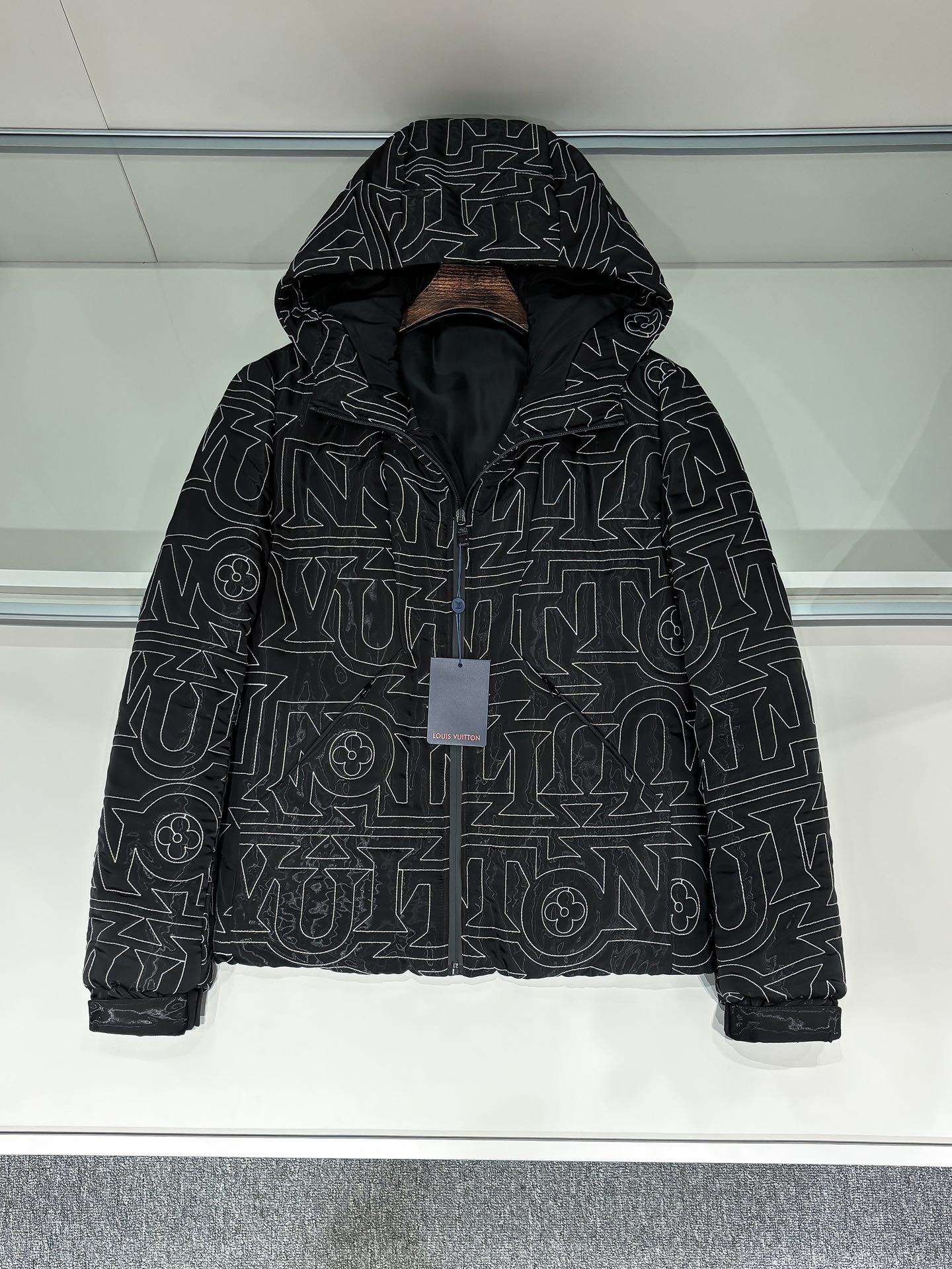 NO:594976,Padding details  2025 new hooded cotton jacket, the same style for men and women, full-frame floral pattern embroidered embossed casual jacket, a luxurious high-end top-grade cotton jacket, extremely fashionable and versatile, as a perfect matching item for fashionable men and women. The full-width floral embroidery is in full bloom on the front, and the restrained pattern-free background on the back highlights the versatile chest logo embroidery  Fashionable and trendy, the entire cotton jacket is made with extremely exquisite craftsmanship. The eye-catching quilted floral pattern on the front has beautiful three-dimensional lines. Each pattern detail shows the brand's top level. Customized clothing with metal hardware zippers of the same color. The texture is bright and delicate, and the details are exquisite. First-class basic cutting technology, a must-have for autumn and winter.  Size 48-54,,jackets & coats,hats,alexander wang19860909铺拍细节 2025新款连帽棉服,男女同款满幅花卉图案刺绣压花休闲外套,一款奢华的高端顶级棉服,时尚百搭性能极为优越,作为时尚男女必入的完美搭配单品.全幅花卉刺绣在正面盛放,背后以内敛的无纹底色烘托胸前标识刺绣百搭时尚潮流大气,整件棉服的工艺极为精湛,正面引人入眼的珩缝花卉图案,图案立体线条优美每个图案细节都呈现品牌顶级的水准,客供定制衣身同色金属五金拉链,质感亮泽细腻细节精湛出众,一流的基础版型裁剪工艺,秋冬必备 尺码48-54,,jackets & coats,hats,alexander wang,Men's clothing