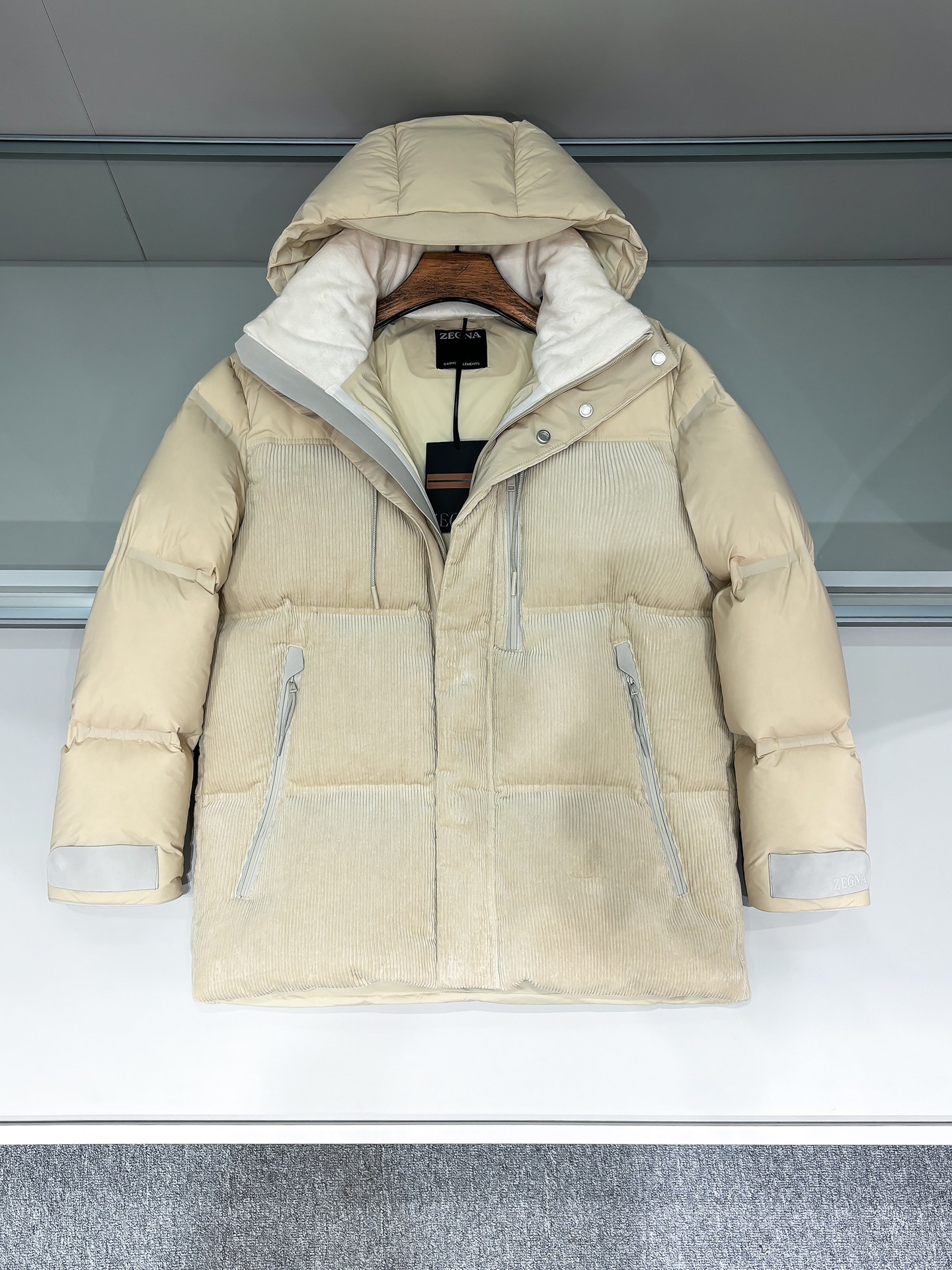 NO:549920,Shop details Goose down jacket 2025SS fall and winter new product Jie*ya EZ men's hooded corduroy spliced ​​glue down jacket, men's fashionable leather zipper pocket drawstring hooded stand collar down jacket!  Unique ingenious, excellent in warm performance, detail handling, and styling and cutting!  It is a down jacket that is both practical and fashionable, which can meet the needs of wear on different occasions!  The inner lining is filled with European standard 90 goose down, which has better warmth than duck down, and the down content of 90 ensures the high fluffyness and excellent warm-proof and temperature locking properties of the down jacket!  In addition, the partition processing is performed through high-end adhesive pressing process, which not only makes the down jacket lighter, but also improves the warmth performance and avoids the displacement and gathering of down!  It is both comfortable and fashionable, and can be easily controlled whether it is daily travel or outdoor activities!  Glue pressing process can only be dry cleaned, do not machine wash color off-white Size S-XL S S shoulder width 51cm-bust 122cm-cloth 75cm-sleeve length 61cm M Shoulder width 52cm-bust 126cm-cloth 77cm-sleeve length 62cm L Shoulder width 53cm-bust 130cm-cloth 79cm-sleeve length 63cm XL Shoulder width 54cm-bust 134cm-cloth 81cm-sleeve length 64cm,,jackets & coats,jackets & coats,down jacket,hats,alexander wang19860909铺拍细节 鹅绒服 2025SS秋冬新品 杰*亚EZ 男士连帽灯芯绒拼接压胶羽绒夹克,男士时尚拼皮拉链口袋抽绳式连帽立领羽绒服外套！ 独具匠心 保暖性能、细节处理以及版型裁剪等方面都表现出色！它是一款既实用又时尚的羽绒服,能够满足不同场合的穿着需求！ 内里采用欧标90鹅绒填充,鹅绒的保暖性能优于鸭绒,且90的含绒量保证了羽绒服的高蓬松度和优异的保暖锁温性！并且通过高端压胶工艺进行分格处理,不仅使得羽绒服更加轻盈,而且提高了保暖性能,避免了羽绒的移位和聚集！ 既舒适又时尚,无论是日常出行还是户外活动,都能轻松驾驭！压胶工艺只可干洗,切勿机洗 颜色米白色 尺码S-XL S码肩宽51cm-胸围122cm-衣长75cm-袖长61cm M码肩宽52cm-胸围126cm-衣长77cm-袖长62cm L码肩宽53cm-胸围130cm-衣长79cm-袖长63cm XL码肩宽54cm-胸围134cm-衣长81cm-袖长64cm,,jackets & coats,jackets & coats,down jacket,hats,alexander wang,Men's clothing
