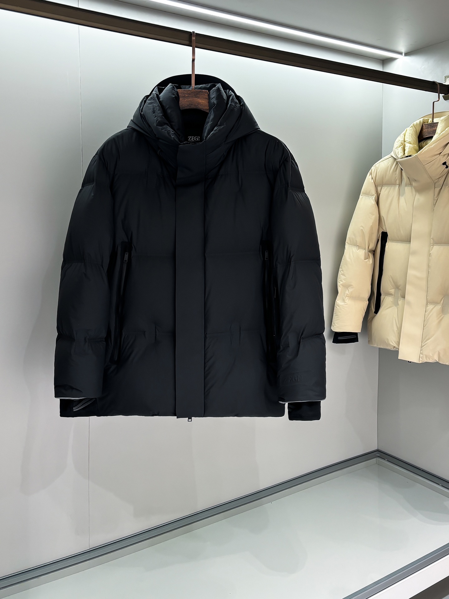 NO:549929,Goosevelt EZ25SS spring and summer new waterproof nylon windproof hooded stand collar down jacket for men, three-dimensional embossed embossed logo embossed glue zipper large pocket warm down jacket jacket!  Trading companies have sparse channels, and 29810RMB is released on the official website at the same time!  Zjia’s new high-end series down jackets are launched. Whether it is outdoor adventure or city walk, you can easily cope with various weather changes and enjoy a comfortable and warm wearing experience. This down jacket is not only a warm clothing, but also a symbol of your taste and identity!  The fabric of this down jacket is made of high-density and lightweight nylon customized by customers. This fabric is not only light like a feather, but also has excellent wind and water resistance. Even in the face of sudden wind and snow weather, it can easily deal with it and keep the body dry and warm!  Its excellent outdoor functionality allows you to enjoy the beauty of nature without worrying about the intrusion of harsh environments outside!  The inner part is filled with 90 goose down compliant with the European standard. Each goose down has been carefully selected to ensure the best warmth performance of the down jacket!  The double-pressure line three-dimensional quilting and local glue pressing process are used to fix the grid, making the goose velvet more evenly distributed, the overall fluffy and full, and the elasticity is superior!  When you wear it, you can feel the feeling of being tightly wrapped in warmth, showing your unique and outstanding appearance!  The design is simple but stylish. The two sides use a large pocket design of glue-pressed zippers, which not only facilitates you to store and access items at any time, but also adds a bit of fashion!  The glue pressing treatment of the pocket makes the entire down jacket more durable and less likely to wear!  The addition of three-dimensional glue-pressing logo at the cuffs and the webbing elements of the back collar are the finishing touch!  These design details not only enhance the fashion sense of the down jacket, but also become a symbol of high-end identity, allowing you to stand out from the crowd and become the focus of everyone's attention!  In addition, the down jacket is equipped with a knob-adjustable windproof hood, elastic rib cuff design and drawstring adjustment tug hem. These design details can well withstand the severe cold climate and keep you warm and comfortable in the cold winter!  At the same time, these designs also take into account both fashion and temperature, allowing you to keep warm while showing a unique fashion taste!  Black/beautiful, two colors into it!  Size S-XL S S shoulder width 51cm-bust 114cm-length 74cm-sleeve length 62cm M Shoulder width 52cm-bust 118cm-length 75cm-sleeve length 63cm L Shoulder width 53cm-bust 122cm-length 76cm-sleeve length 64cm XL Shoulder width 54cm-bust 126cm-length 77cm-sleeve length 65cm Size recommended (standard version) Height 174-catties, try on M size appropriately!  A boy can choose S code within 133 catties, a M code for 133-catties, a L code for -165 catties, and a XL code for 165-185 catties!  ,,jackets & coats,down jacket,hats,alexander wang19860909鹅绒EZ25SS春夏新款防水尼龙防风连帽立领羽绒服 男士立体浮雕压花标识压胶拉链大口袋保暖羽绒服外套！贸易公司渠道稀出,同步官网发售29810RMB！Z家新款高端系列羽绒服上线,无论是户外探险还是城市漫步,都能让您轻松应对各种天气变化,享受舒适温暖的穿着体验.这款羽绒服不仅是一件保暖衣物,更是您品味与身份的象征！ 这款羽绒服的面料选用了客供定制的高密度轻质尼龙,这种面料不仅轻盈如羽,更具备了出色的防风拒水性能,即便是面对突如其来的风雪天气,也能轻松应对,保持身体干爽温暖！其优异的户外功能性,让您在享受大自然美景的同时,无需担心外界恶劣环境对您的侵扰！内里填充的是符合欧标90鹅绒,每一朵鹅绒都经过精心挑选,确保了羽绒服的保暖性能达到最佳！通过双压线立体绗缝和局部压胶工艺进行分格固定,使得鹅绒分布更加均匀,整体蓬松饱满,回弹性优越！穿上它瞬间感受到被温暖紧紧包裹的感觉,彰显出与众不同的出众型格！ 设计上简约而不失时尚感,两侧采用了压胶拉链大口袋设计,不仅方便您随时存取物品,更增添了几分时尚气息！口袋的压胶处理,使得整件羽绒服更加耐用,不易磨损！袖口处立体压胶标识与后领织带元素的加入,更是点睛之笔！这些设计细节不仅提升了羽绒服的时尚感,更成为了高奢身份的象征,让您在人群中脱颖而出,成为众人瞩目的焦点！此外羽绒服还配备了旋钮调节式防风帽兜、弹力罗纹袖口设计以及抽绳式调节束口下摆,这些设计细节能够很好地抵御严寒气候,让您在寒冷的冬季也能保持温暖舒适！同时这些设计也兼顾了时髦与温度,让您在保暖的同时,也能展现出独特的时尚品味！黑色/米白,两色入！尺码S-XL S码肩宽51cm-胸围114cm-衣长74cm-袖长62cm M码肩宽52cm-胸围118cm-衣长75cm-袖长63cm L码肩宽53cm-胸围122cm-衣长76cm-袖长64cm XL码肩宽54cm-胸围126cm-衣长77cm-袖长65cm 尺码推荐（标准版型） 身高174-斤,试穿M码合适！ 男生体重133斤以内选择S码,133-斤选择M码,-165斤选择L码,165-185斤选择XL码！,,jackets & coats,down jacket,hats,alexander wang,Men's clothing