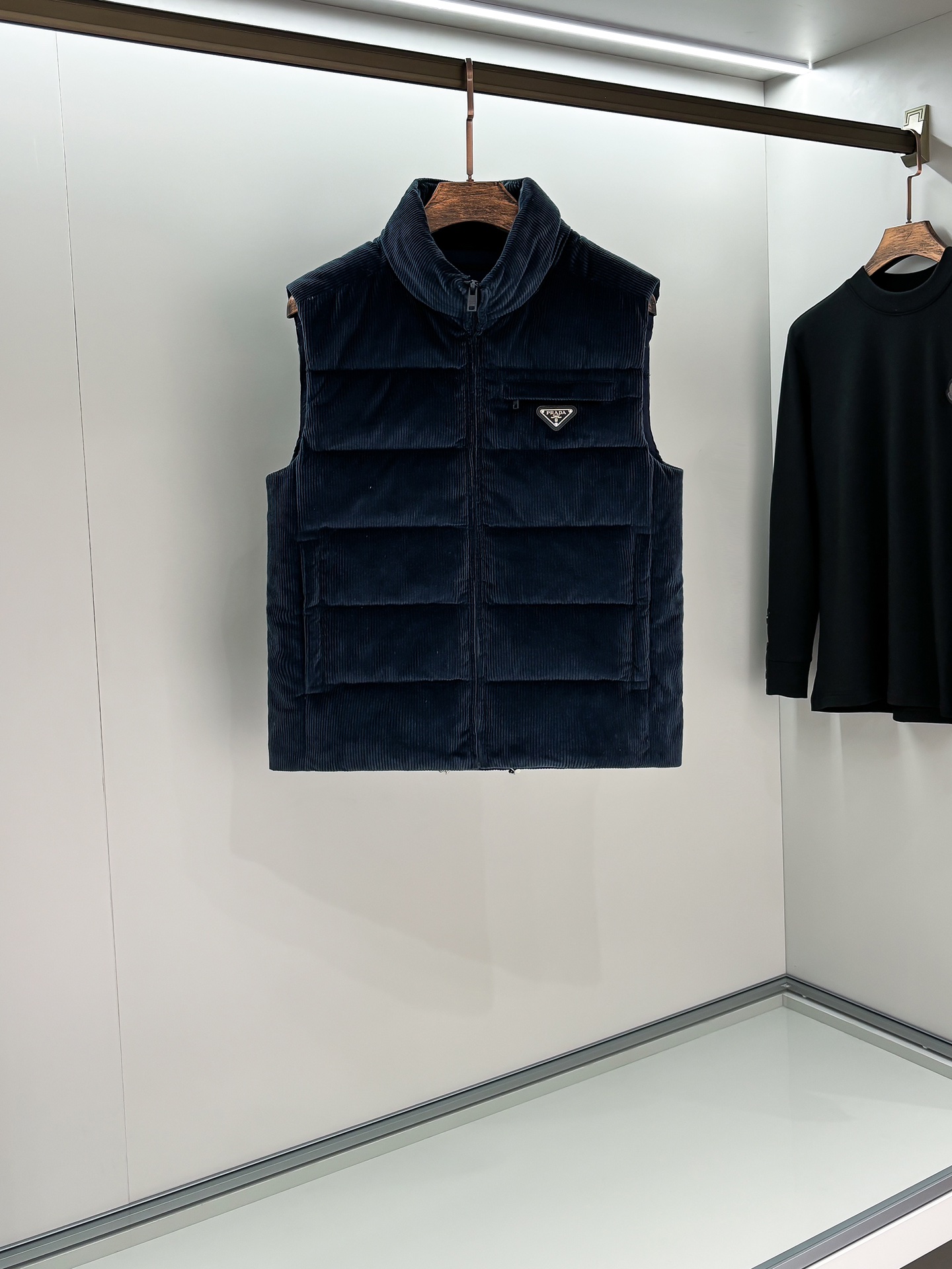 NO:549906,Pr*da 2025 Autumn and Winter Corduroy Stand Collar Down Jacket Vest This down jacket vest is really a bit amazing. I don’t want you to get frozen when it’s cold. The clothes are made of customized fabrics, which are warm and cold. The classic triangle logo on the front chest, elastic rope hem, and elastic cuffs lock in warmth. The waist is elastic and elastic, making it look very slimming!  Without the bloated winter down, an indispensable item will enhance fashion and temperament. The length is also just right, and you will always accept height and body shape. Any style is very rich in the treasure style, the color is navy blue S-XL Try on 172-wear M slim feel, down jacket, alexander wang19860909Pr*da普*达 2025秋冬 灯芯绒 立领羽绒服马甲 这个羽绒服马甲真的有点绝,这么早发羽绒服就是不想你们在天冷的时候挨冻.衣服采用定制面料,保暖御寒性强.前胸经典三角形徽标 ,弹力束绳下摆,弹力袖口锁住温暖.腰部弹力松紧,巨显瘦！没有了冬天羽绒的臃肿,不可或缺的单品,提升时尚与气质.长度也是刚好,对于身高体型统统来者不拒.随便一搭时髦气息就很浓郁了宝藏款,颜色 藏蓝色 S-XL 试穿172-穿M修身感,,down jacket,alexander wang,Men's clothing