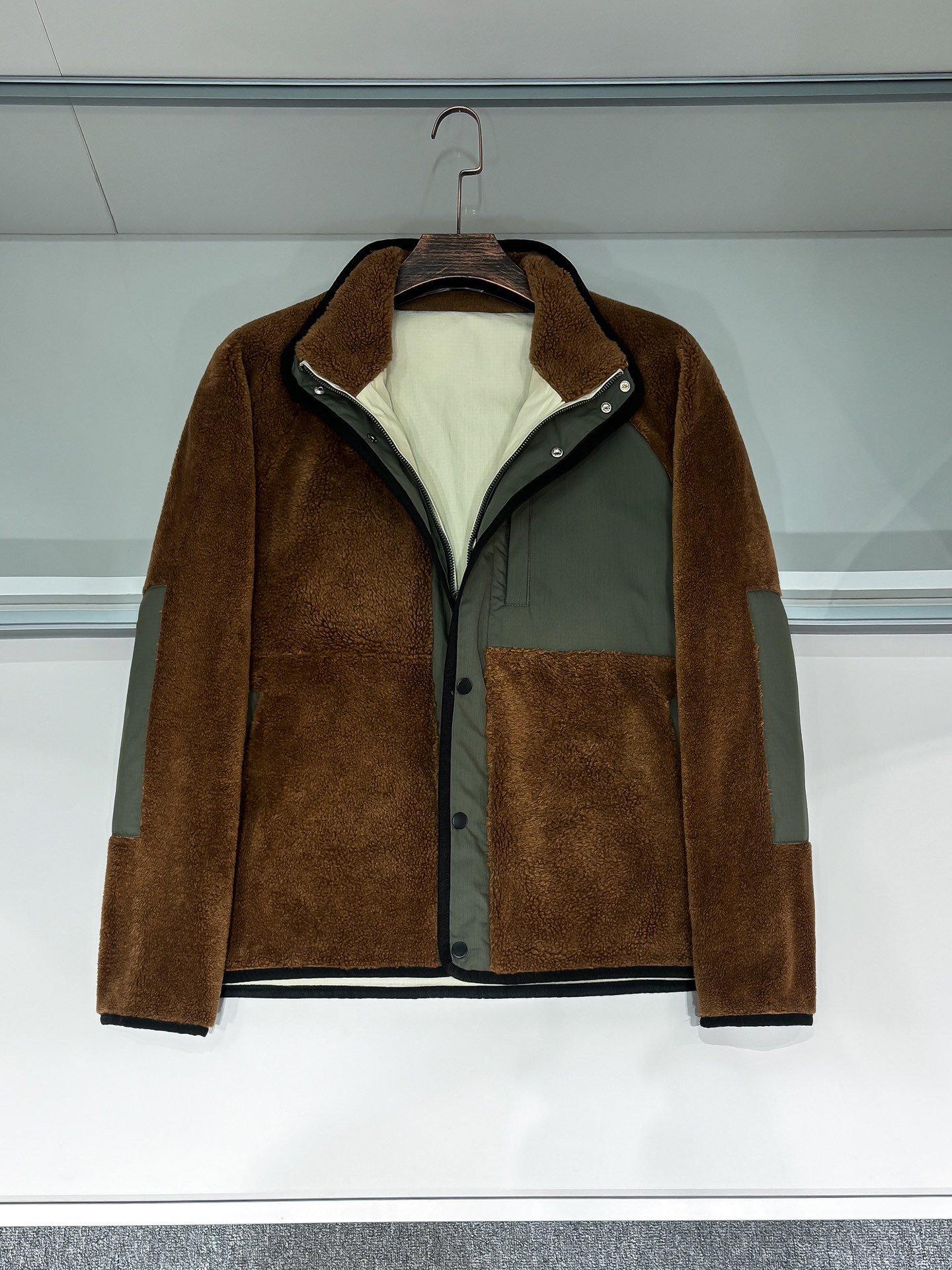 NO:549880,The new 2025 autumn and winter new wool super thick jacket (double-sided wear) lamb fern thick jacket. The warmth is super soft and combined with the graininess, which makes the fabric unique three-dimensional effect matched with dark plaid fabric to make the whole style more vivid. Jacquard plaid fabric. Dry, crisp and German feel, and the unique plaid fabric is very suitable for functional outdoor casual style combined with two sides of the style to be both outdoor and warm. S bust 112 long 69 shoulders and sleeves 77 M bust 116 long 70 shoulders and sleeves 78 L bust 122 long 72 shoulders and sleeves 79 XL bust 128 long 74 shoulders and sleeves 80, Jackets & coats, alexander wang19860909铺拍细节 2025秋冬新款呀羊毛超厚外套（双面穿）羊羔绒羊毛厚外套 保暖性超强手感觉柔软并结合颗粒感使面料很独特的立体效果搭配暗纹格型面料使整个款式更加生动 提花格子面料.干爽挺括德手感,独居特色的格型面料,很适合机能户外休闲风格结合两面穿的款式既户外又保暖. S胸围112衣长69肩连袖长77 M胸围116衣长70肩连袖长78 L胸围122衣长72肩连袖长79 XL胸围128衣长74肩连袖长80,,jackets & coats,alexander wang,Men's clothing