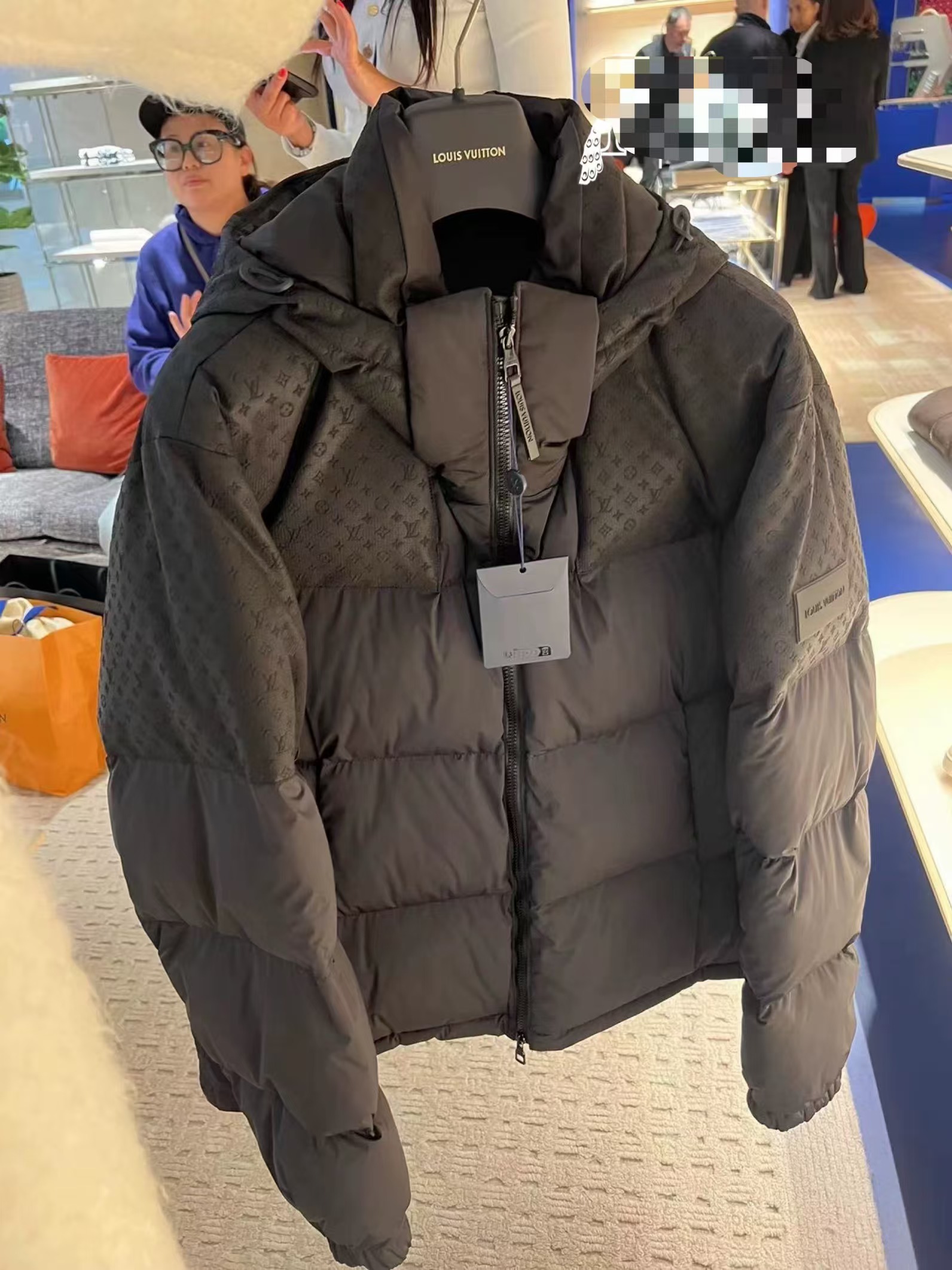 NO:565416,(The higher version comes with a blue dust bag) 1V25FW new autumn and winter dark pattern old flower splicing zipper down jacket, same style for men and women with sleeves and arms rubber nameplate detachable hooded stand collar down jacket!  Trading company channels are rare and available on the official website simultaneously!  V's new down jacket is a popular fashion item this winter. This down jacket not only has excellent thermal insulation properties, but also incorporates the brand's classic elements, showing a unique sense of fashion and luxury!  The fabric is made of custom-made high-density nylon material, which has excellent windproof, waterproof and velvet-proof capabilities!  This means you can wear it outside in the cold winter months and stay dry and warm whether it's windy, rainy or snowy!  The shoulder sleeves are spliced ​​with three-dimensional presbyopic dark pattern fabrics. The collision between two different fabrics creates a fashionable and high-end visual effect!  This design not only increases the overall sense of layering, but also makes you look more outstanding when wearing it!  The interior is filled with European standard imported 90 white goose down, which is divided into compartments through horizontal quilting technology, making the down jacket full and fluffy. It not only provides sufficient warmth, but also maintains a light feeling, making you more comfortable and comfortable when wearing it!  The placket zipper puller and the rubber nameplate on the sleeve arm echo each other, as well as the hardware accessories engraved with the brand logo, showing luxurious and elegant details!  The casual and versatile style and detachable hooded stand-up collar design allow both boys and girls to easily interpret different styles, making you the center of attention in different occasions!  Size 48-54,,jackets & coats,jackets & coats,down jacket,hats,alexander wang19860909（高版本配有蓝色防尘袋）1V25FW秋冬新款暗纹老花拼接拉链羽绒夹克,男女同款袖臂橡胶铭牌可拆卸连帽立领羽绒服外套！贸易公司渠道稀出,同步官网发售！V家全新羽绒夹克是今年冬季的热门时尚单品,这款羽绒服不仅拥有出色的保暖性能,还融合了品牌的经典元素,展现出独特的时髦高级感！ 面料采用了客供定制的高密度尼龙材质,具有优越的防风防水以及防钻绒的能力！这意味着在寒冷的冬季,您可以放心穿着它外出,无论是风雨交加还是大雪纷飞,都能保持干燥和温暖！肩袖处采用了立体老花暗纹面料进行拼接,两种不同面料间的碰撞营造出了时尚高级的视觉效果！这种设计不仅增加了整体的层次感,也让您在穿着时更加出彩！ 内里填充的是欧标进口90白鹅绒,经过横向绗缝工艺进行分格填充,使得羽绒服的质感饱满蓬松,不仅能提供充足的保暖效果,还能保持轻盈的感觉,让您在穿着时更加舒适自在！门襟拉链头和袖臂上橡胶铭牌相呼应,以及刻有品牌Logo的五金辅料,尽显奢华考究的细节！休闲百搭的版型,可拆卸式连帽立领设计,无论是男生还是女生,都可以轻松演绎出不同的风格,让您在不同场合中都能成为焦点！尺码48-54,,jackets & coats,jackets & coats,down jacket,hats,alexander wang,Men's clothing