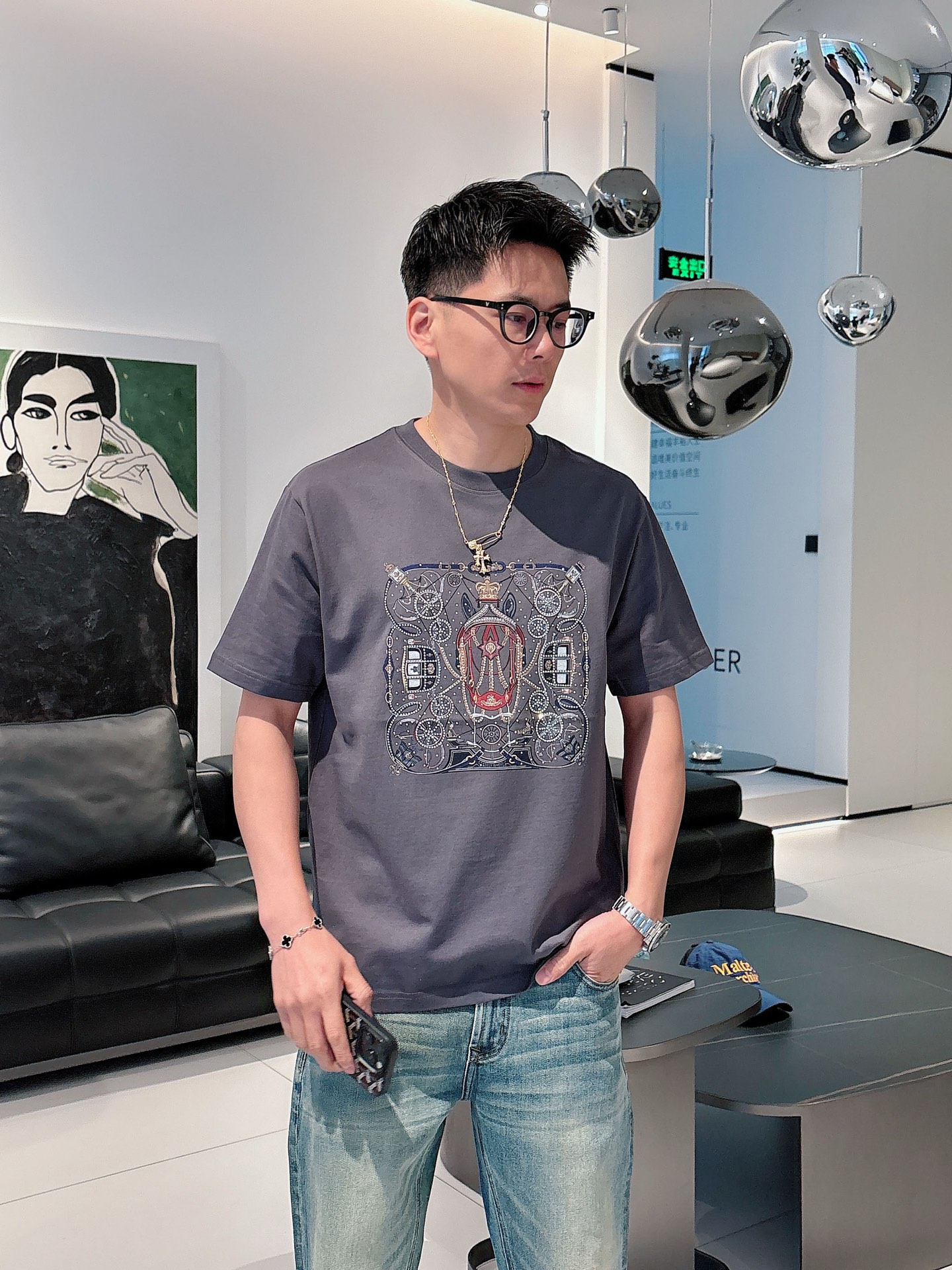  2025春夏系列新品🇨🇳
HERMES 爱马仕秀场同款T恤 ✨此款T恤定制面料饰有H家3D印花➕烫钻工