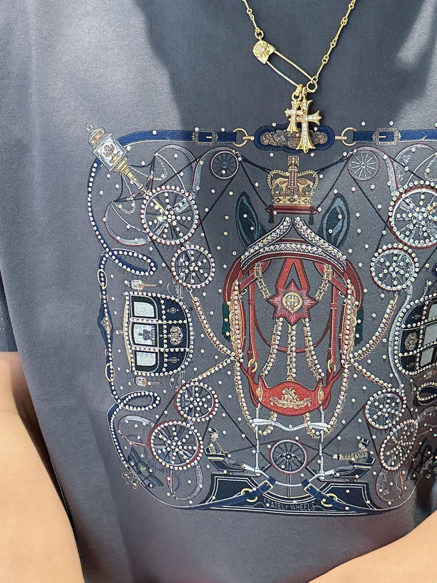  2025春夏系列新品🇨🇳
HERMES 爱马仕秀场同款T恤 ✨此款T恤定制面料饰有H家3D印花➕烫钻工