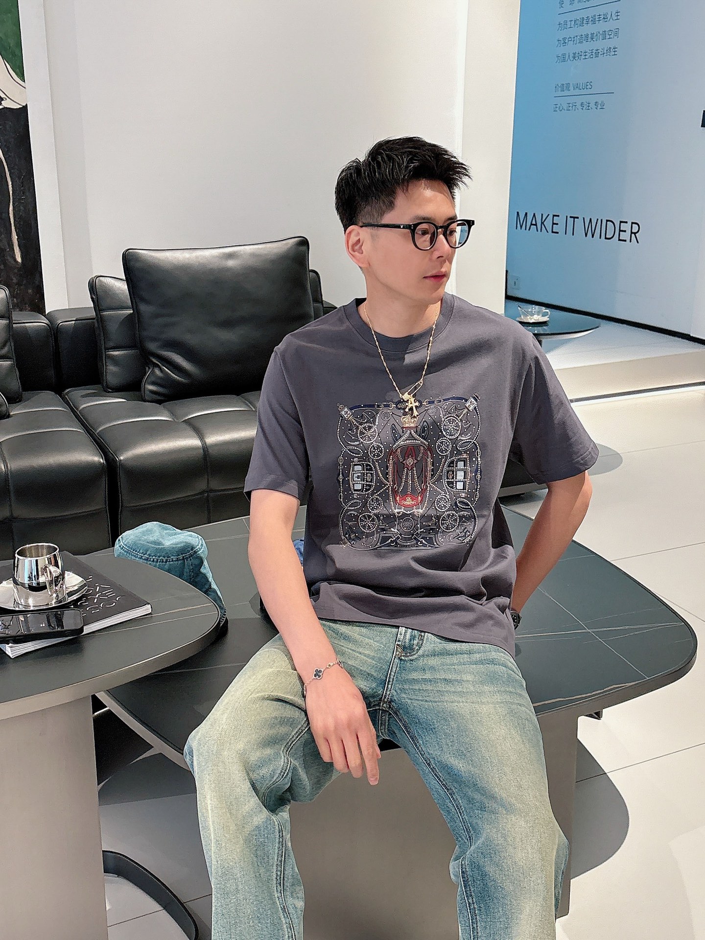  2025春夏系列新品🇨🇳
HERMES 爱马仕秀场同款T恤 ✨此款T恤定制面料饰有H家3D印花➕烫钻工