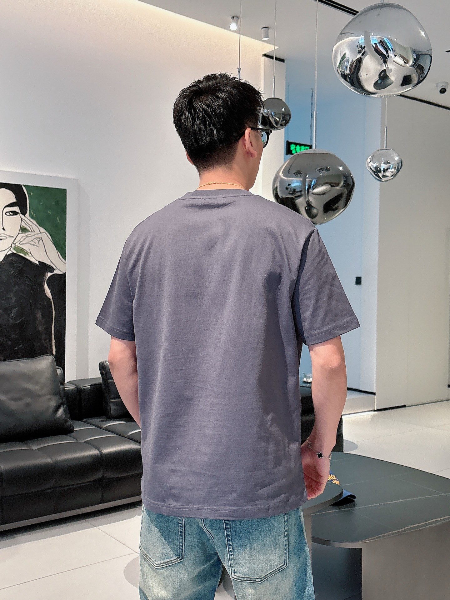  2025春夏系列新品🇨🇳
HERMES 爱马仕秀场同款T恤 ✨此款T恤定制面料饰有H家3D印花➕烫钻工