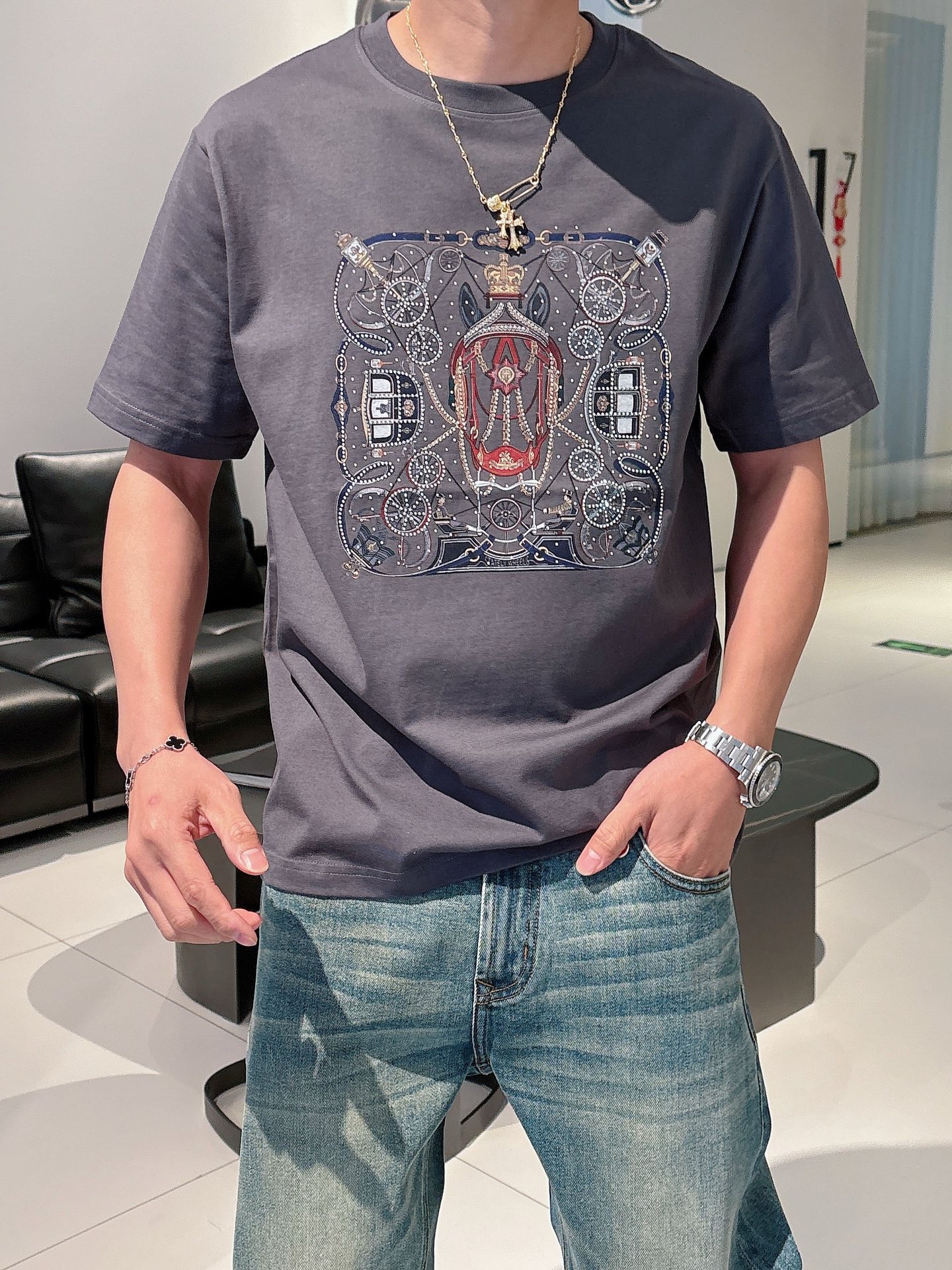  2025春夏系列新品🇨🇳
HERMES 爱马仕秀场同款T恤 ✨此款T恤定制面料饰有H家3D印花➕烫钻工
