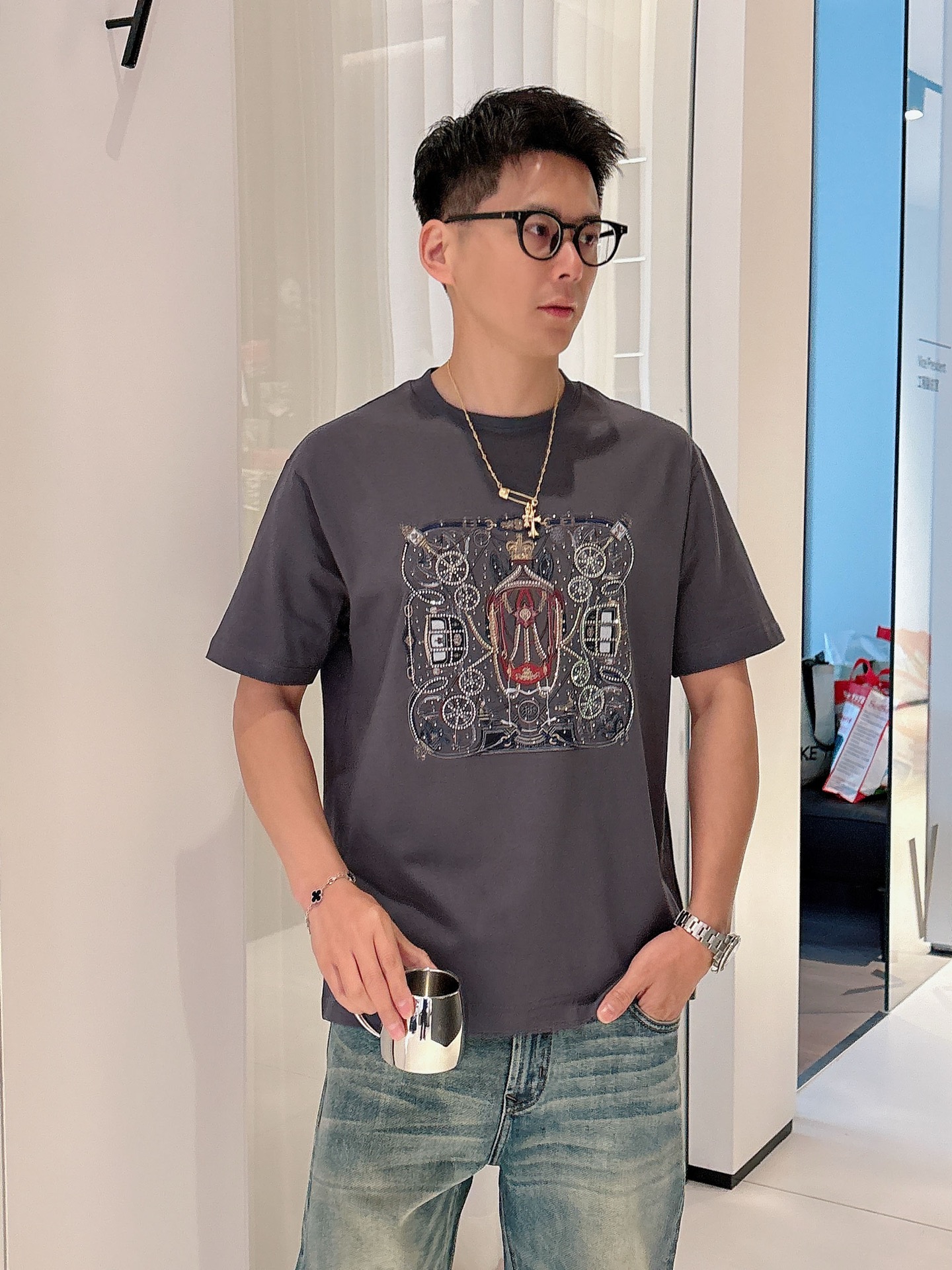  2025春夏系列新品🇨🇳
HERMES 爱马仕秀场同款T恤 ✨此款T恤定制面料饰有H家3D印花➕烫钻工