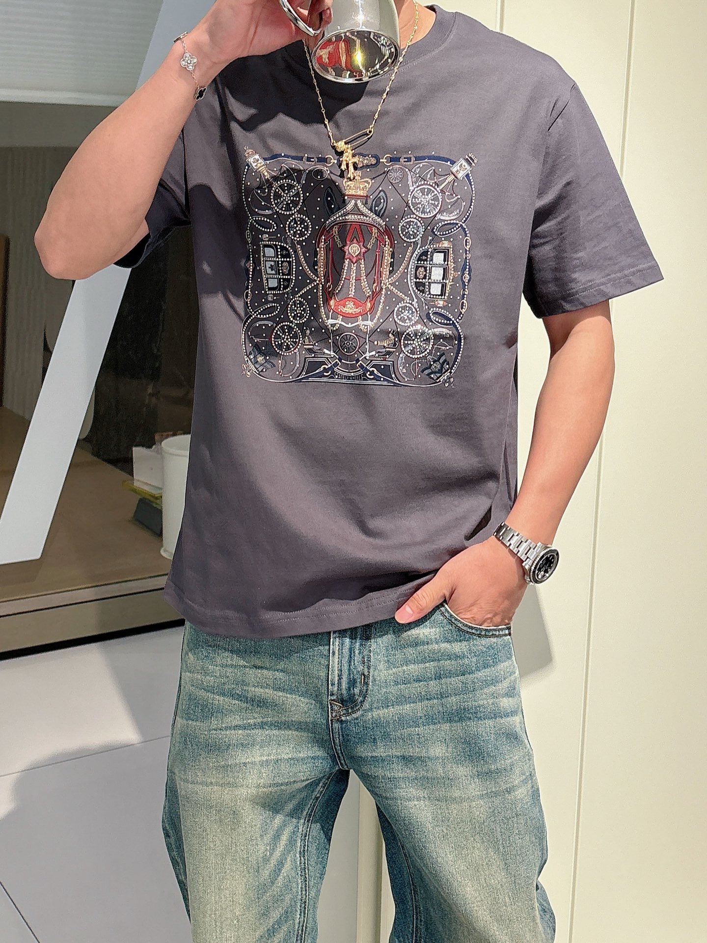  2025春夏系列新品🇨🇳
HERMES 爱马仕秀场同款T恤 ✨此款T恤定制面料饰有H家3D印花➕烫钻工